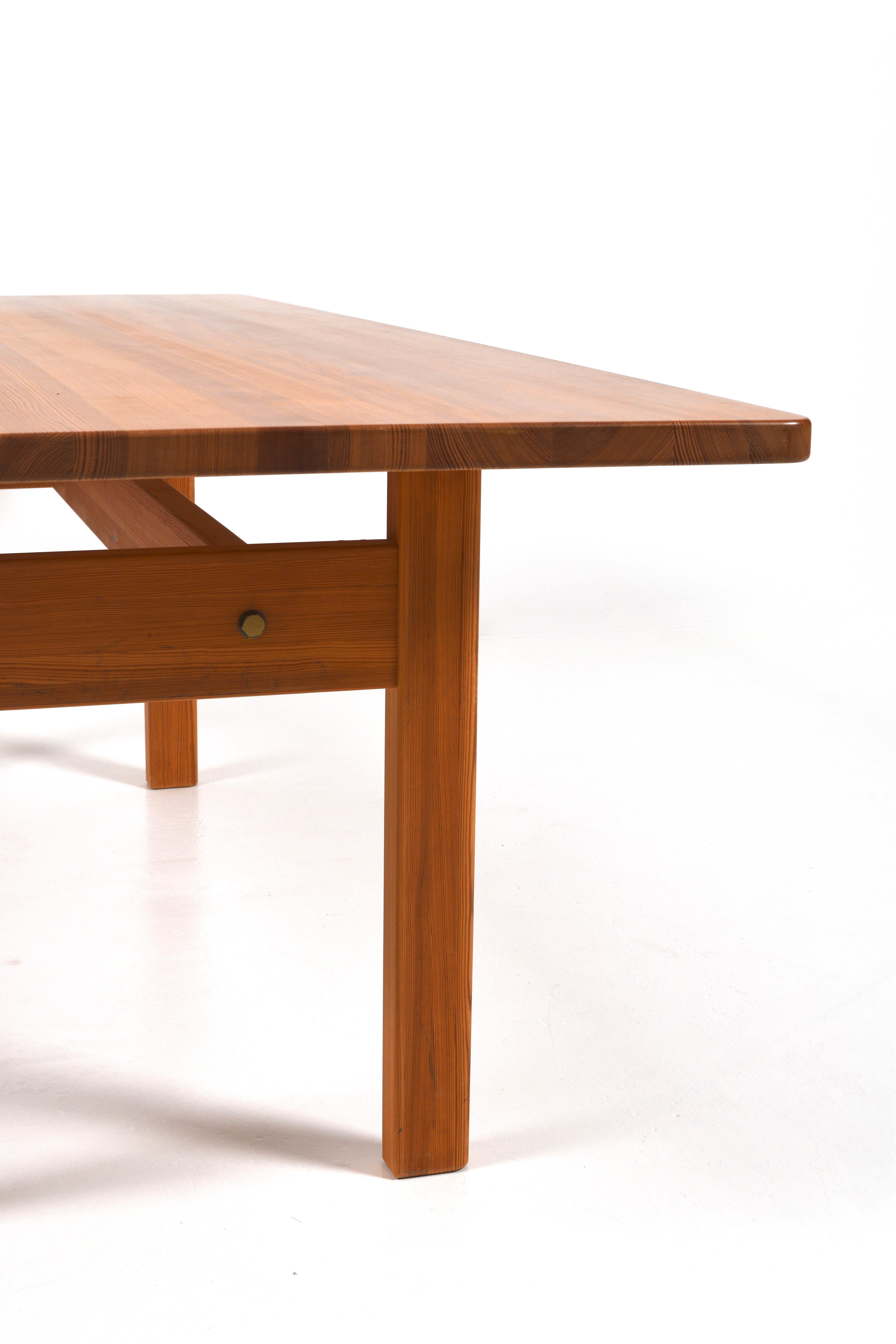 Importante table de salle à manger conçue par Børge Mogensen pour Karl Andersson & Söner, fabriquée en Suède dans les années 1960. Fabriquée en pin massif, la table présente un large plateau rectangulaire aux bords doucement arrondis et un cadre