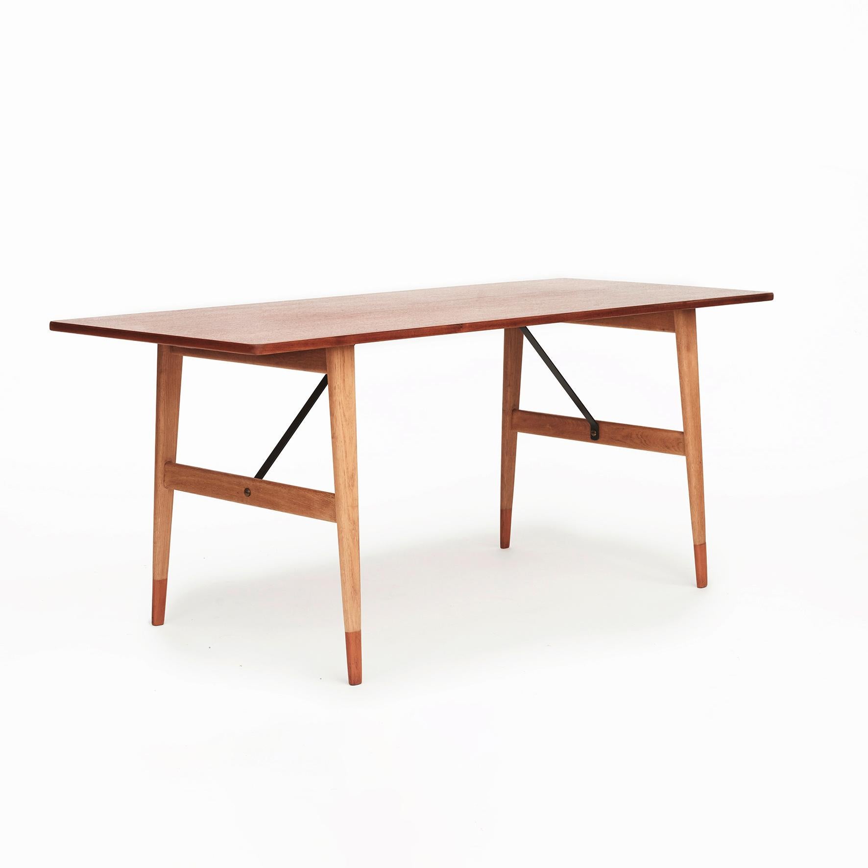 Scandinavian Modern Børge Mogensen Dining Table in Teak and Oak