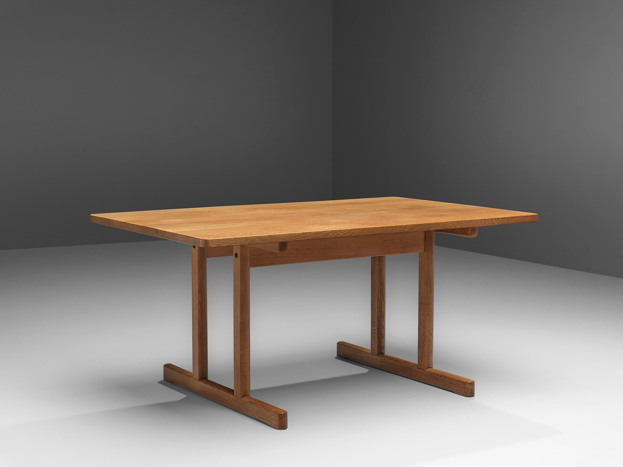 Børge Mogensen for Fredericia Stolefabrik, dining table model '6289', oak, Denmark, design 1966

Børge Mogensen designed this dining table in 1966 for Fredericia Stolefabrik. The table is made out of solid oak. The rectangular tabletop is hold by a