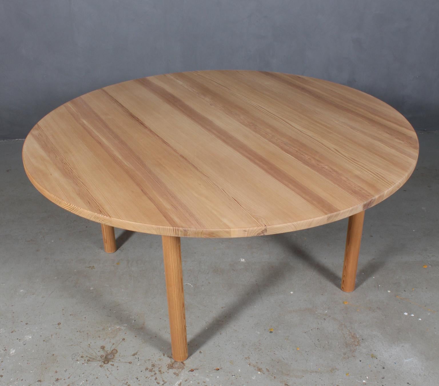 Børge Mogensen dining table made by solid oregone pine.

Frame in solid oregone pine.

Model Asserbo, made by Karl Andersson & Söner, Huskvarna, Sweden.