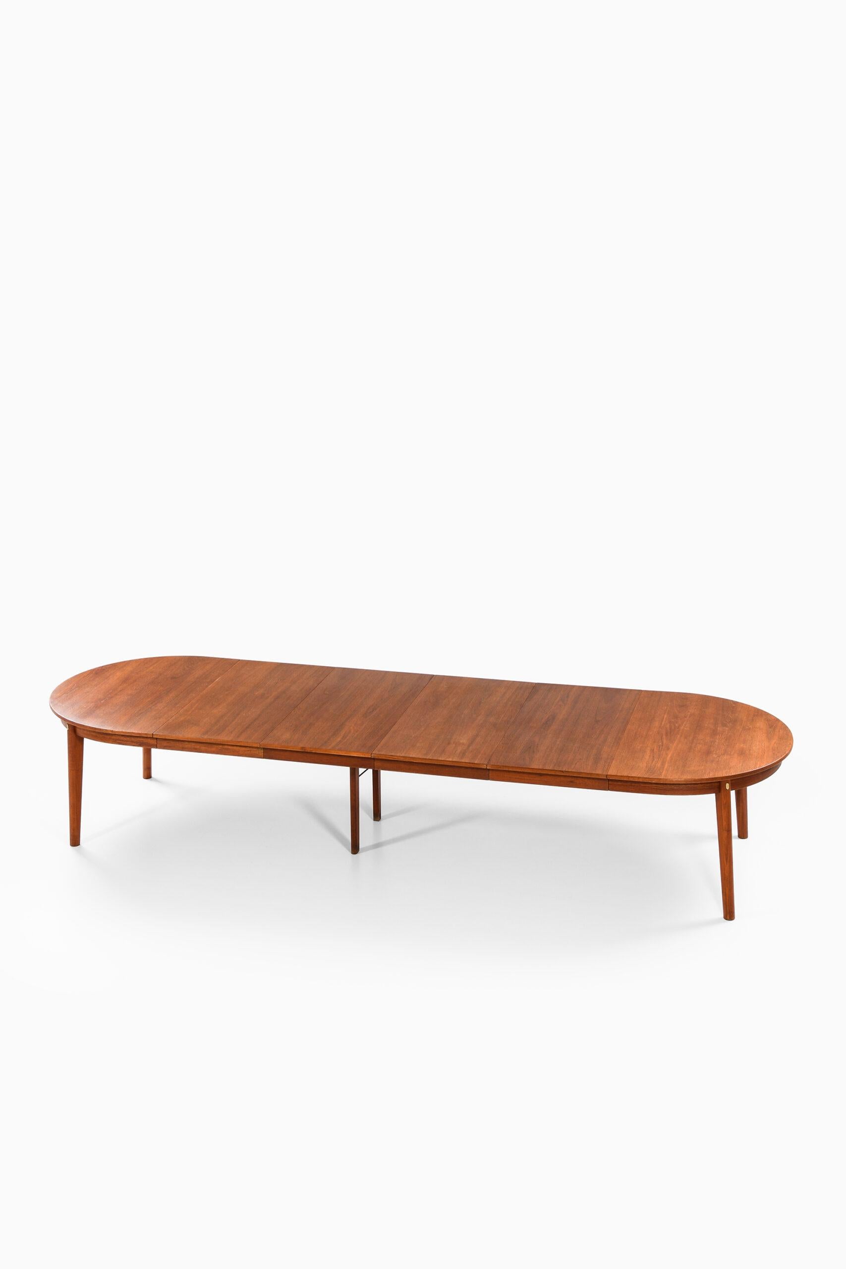 Very rare dining table model Öresund designed by Børge Mogensen. Produced by Karl Andersson & Söner in Sweden. Retailed at Illums Bolighus.
Dimensions (W x D x H): 170 ( 410 ) x 130 x 72 cm.