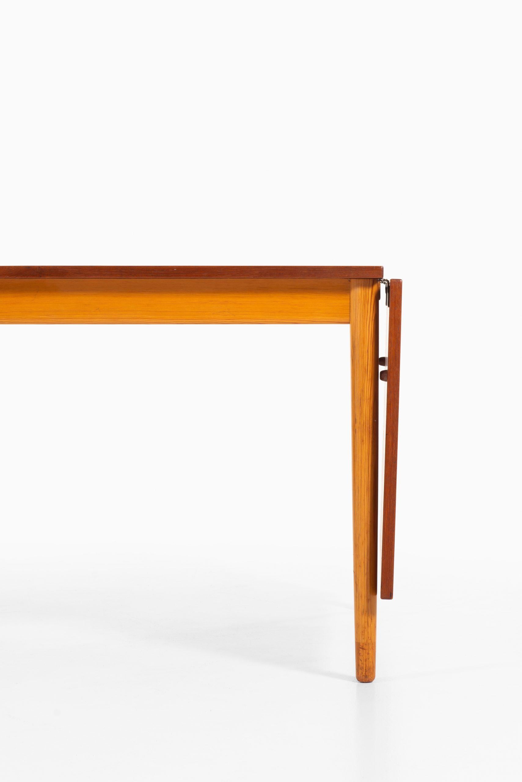 Rare dining table designed by Børge Mogensen. Produced by Svensk Fur in Sweden.
Measures: Width 126-250 cm.