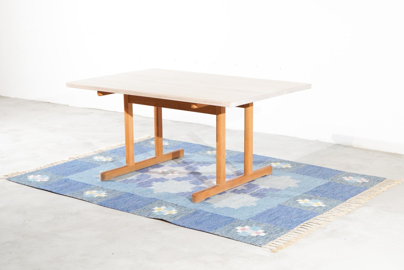 Børge Mogensen shaker dining table in solid soap / pigmented oak. Made by Fredericia Furniture, model 6289.