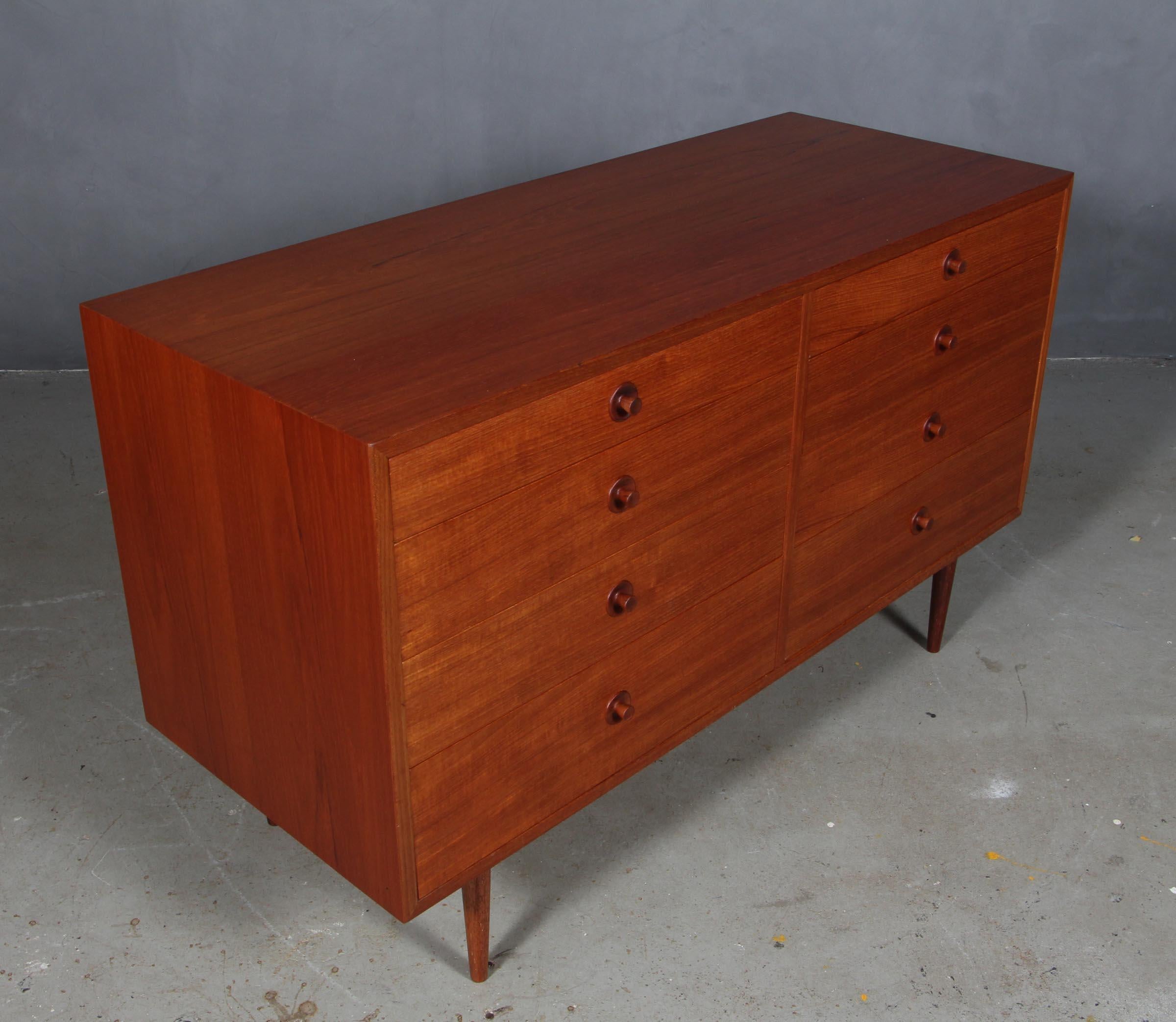 Børge Mogensen double chest of drawers with eight drawers. Made in teak.

Later teak legs.

Made by Karl Anderson & Sønner.