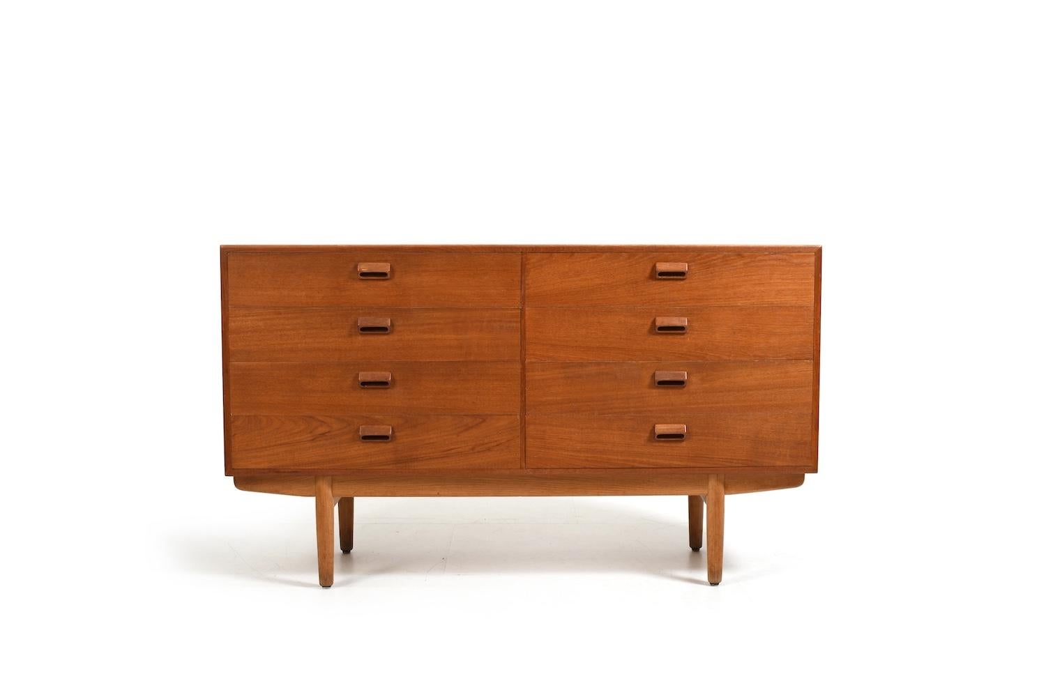 Børge Mogensen sideboard / double dresser in teak. Legs in oak wood. Produced by Søborg Møbelfabrik 1950s. In front with 8 drawers.