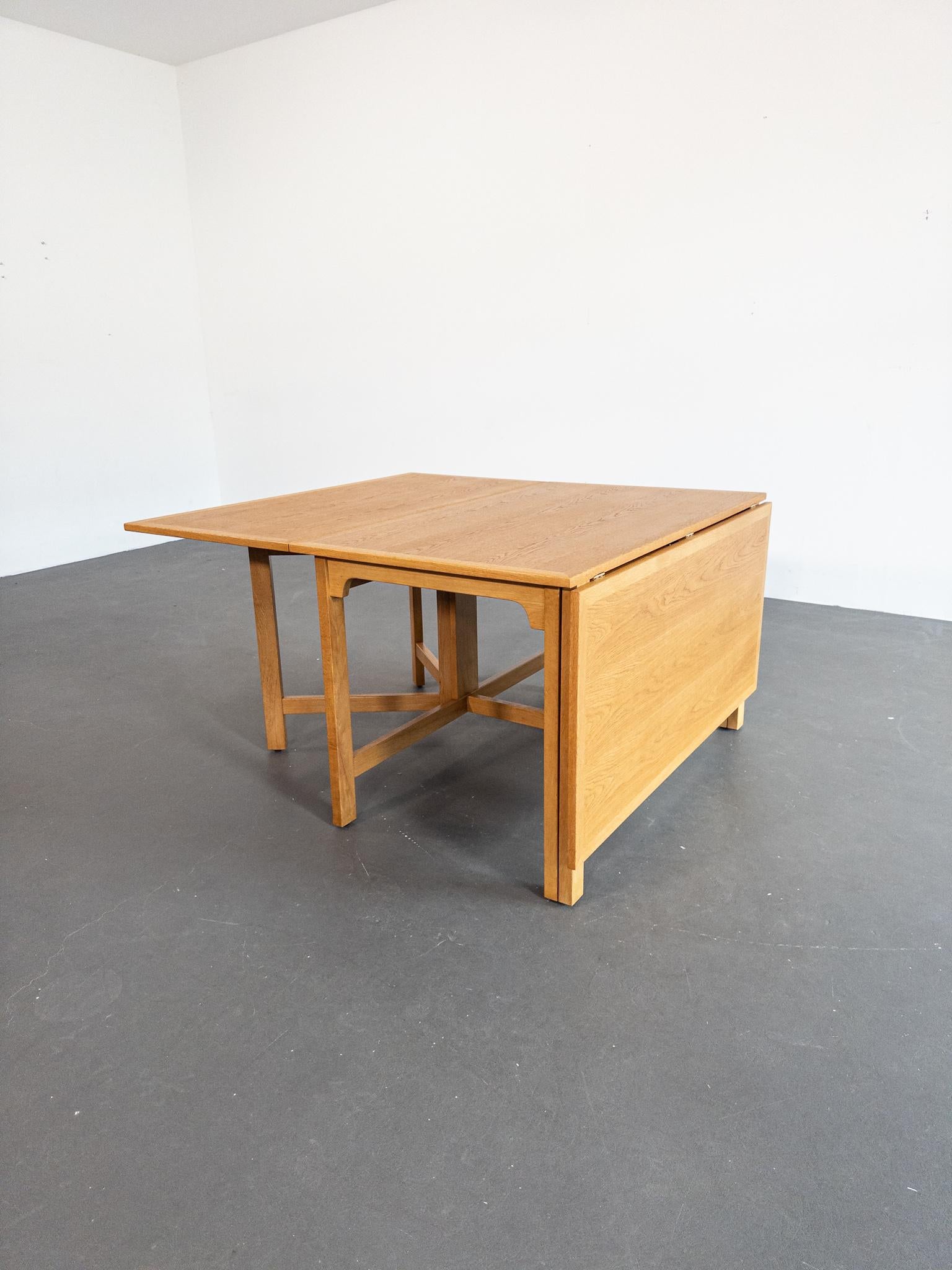 A beautifully restored Scandinavian Modern drop-leaf dining table designed by Børge Mogensen for Karl Andersson & Söner in the 1960s. Crafted in solid oak, this piece exemplifies Mogensen’s iconic approach to form and function – timeless, honest,