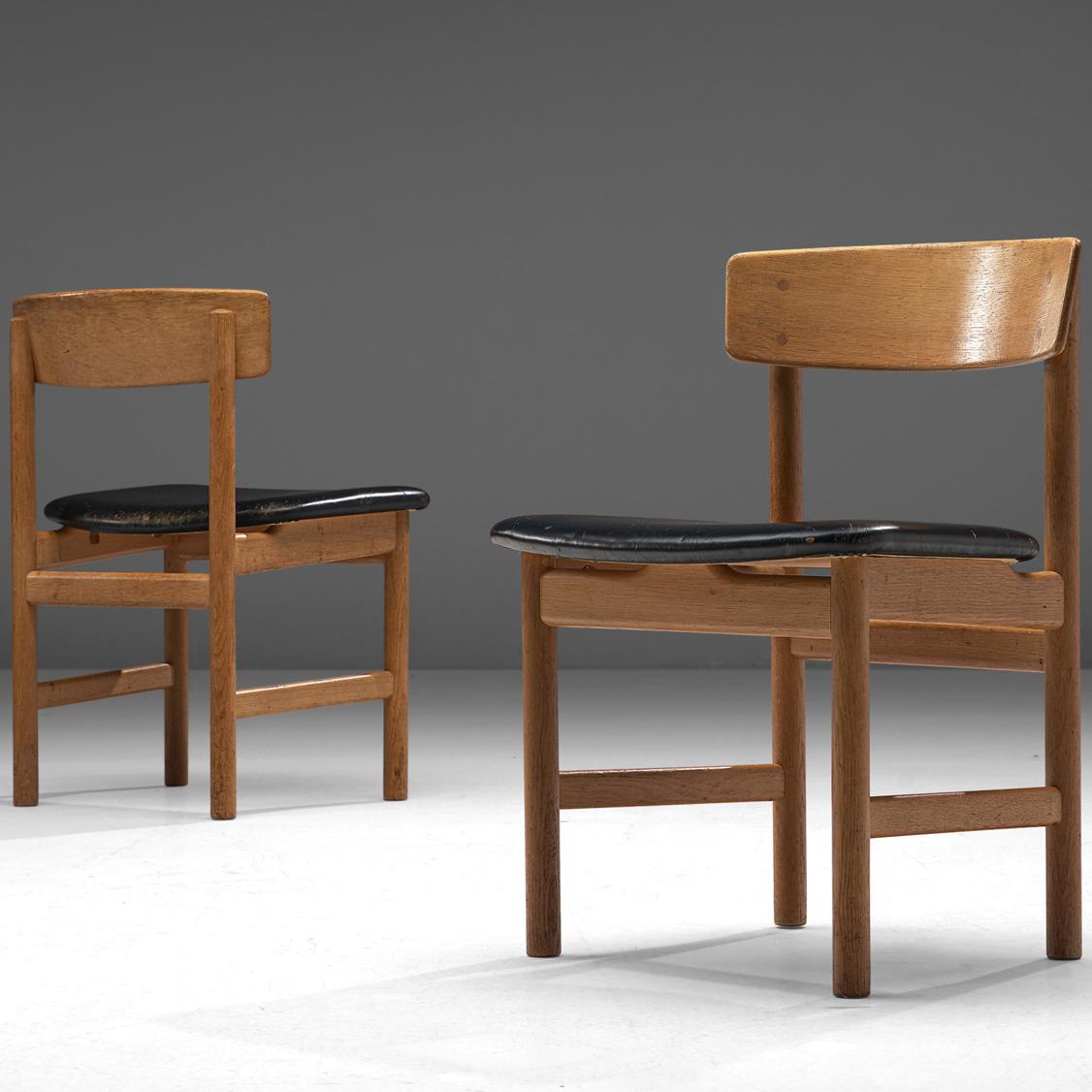 Børge Mogensen for Fredericia Stolefabrik, pair of dining chairs chairs, model 3236, oak, leather, Denmark, 1960s

Pair of dining chairs in oak and black leather upholstery. These chairs show beautiful lines in their modest appearance. The back