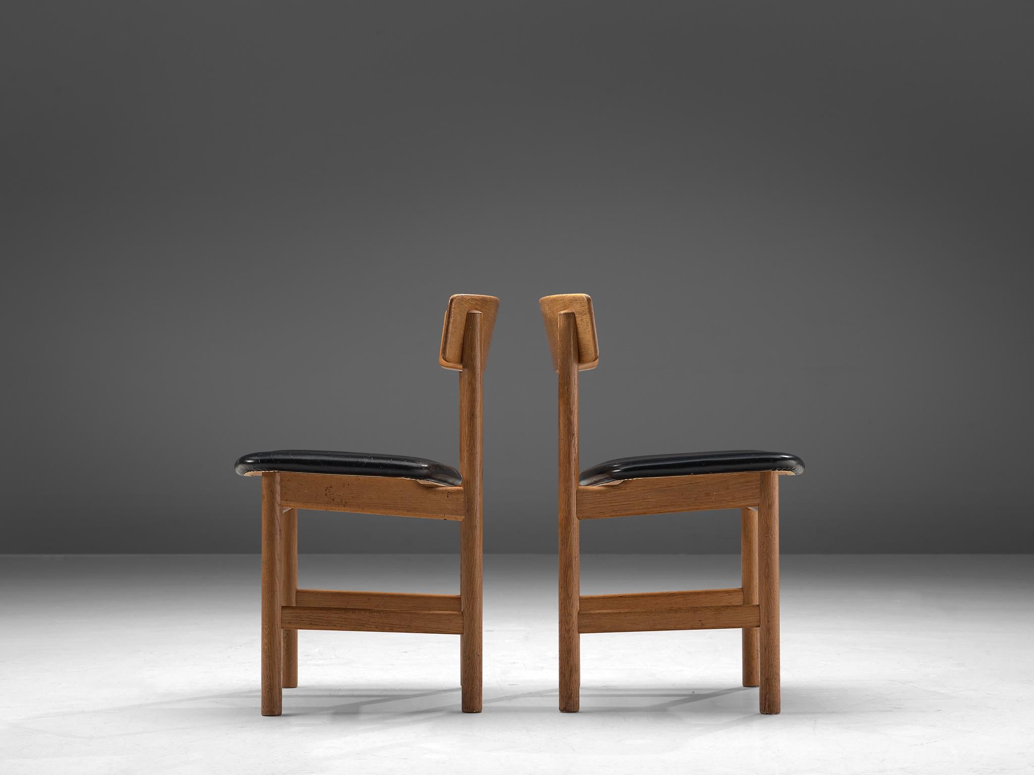 Scandinave moderne Paire de chaises de salle à manger d'époque Børge Mogensen en Oak Oak et cuir  en vente