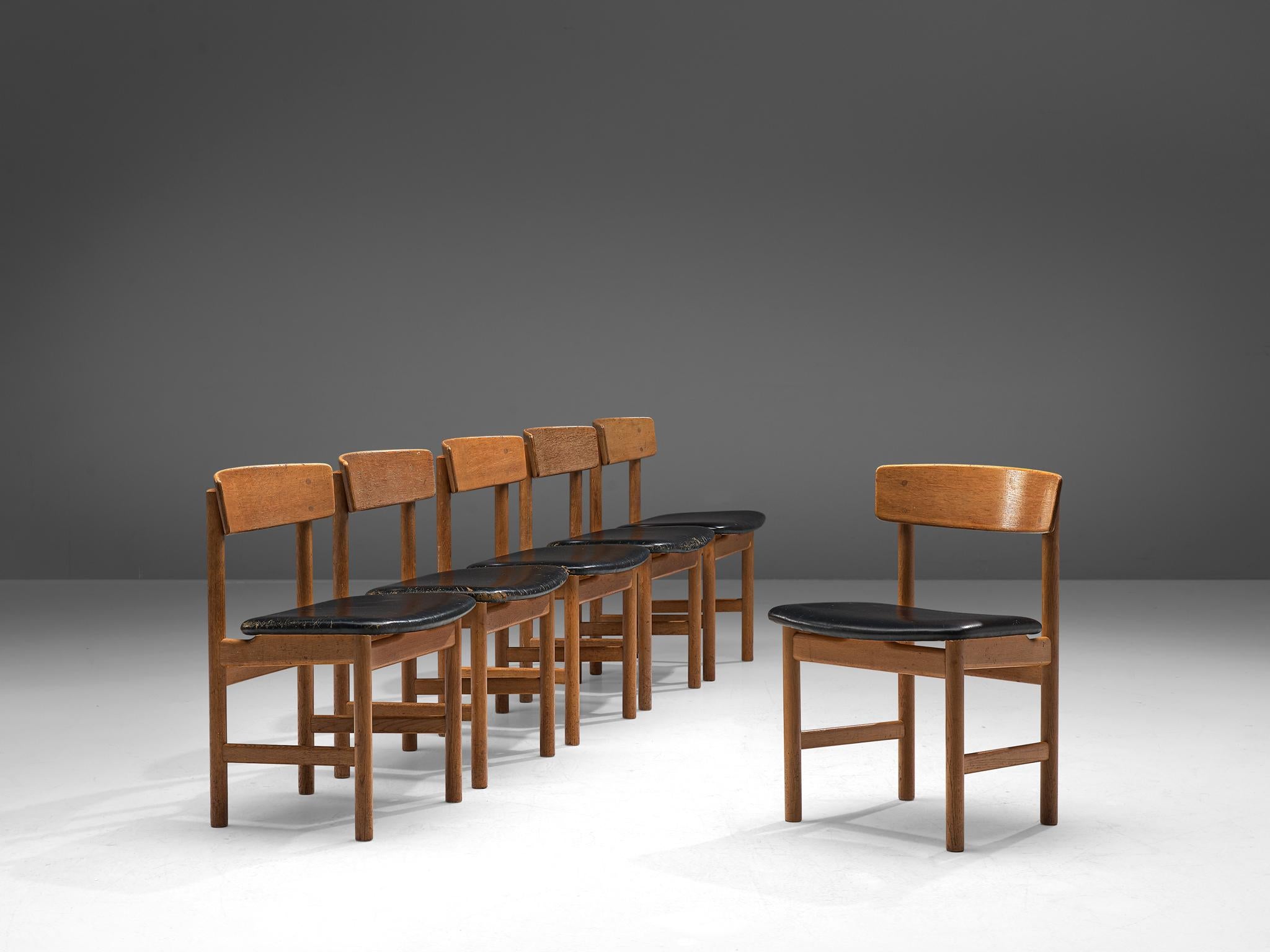Børge Mogensen for Fredericia Stolefabrik, set of 6 chairs model 3236, oak and leather, Denmark, 1960s.

Set of six dining chairs in oak and black leather upholstery. These chairs show beautiful lines in their modest appearance. The back features a