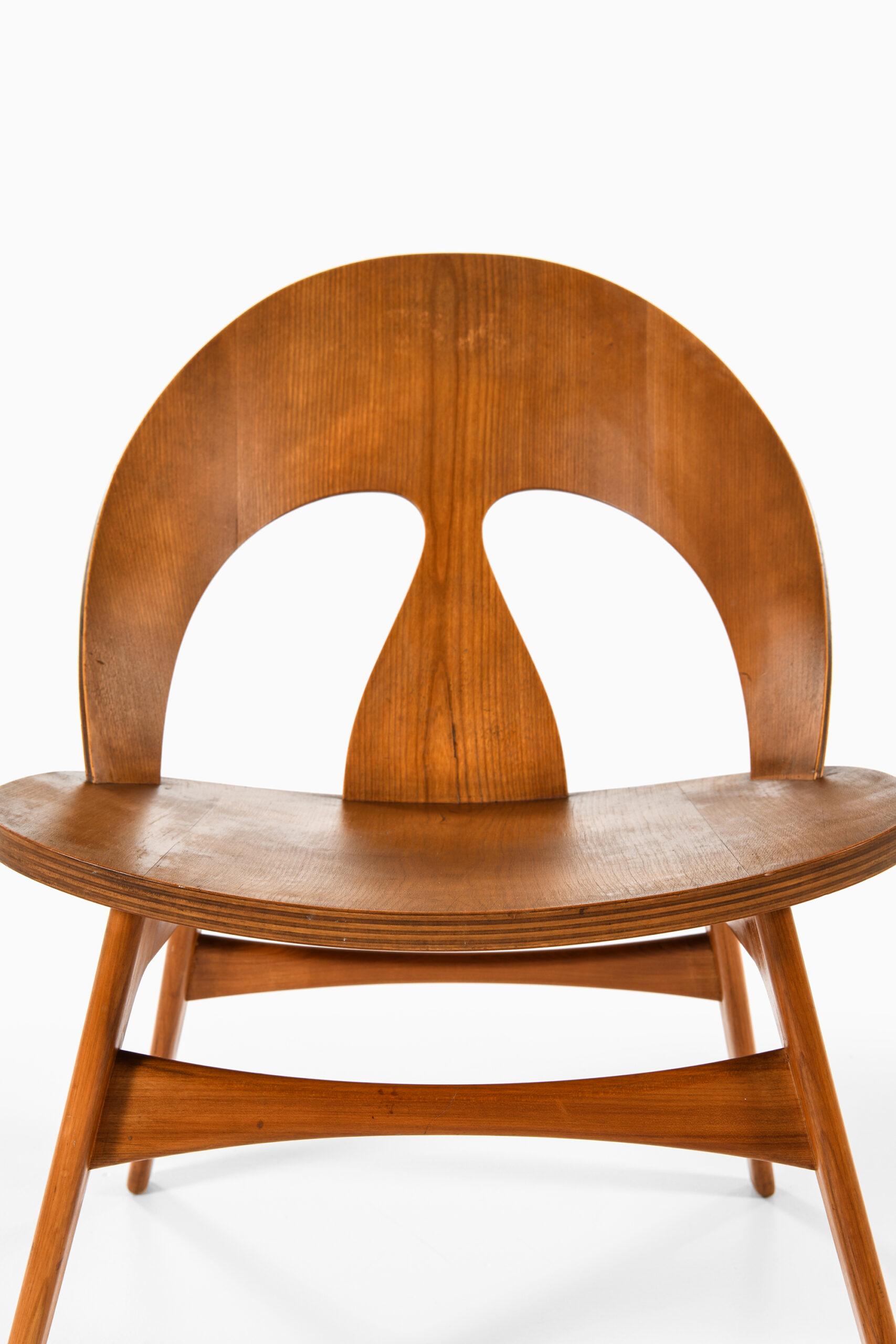 Very rare easy chair designed by Børge Mogensen. Produced by cabinetmaker Erhard Rasmussen in Denmark.