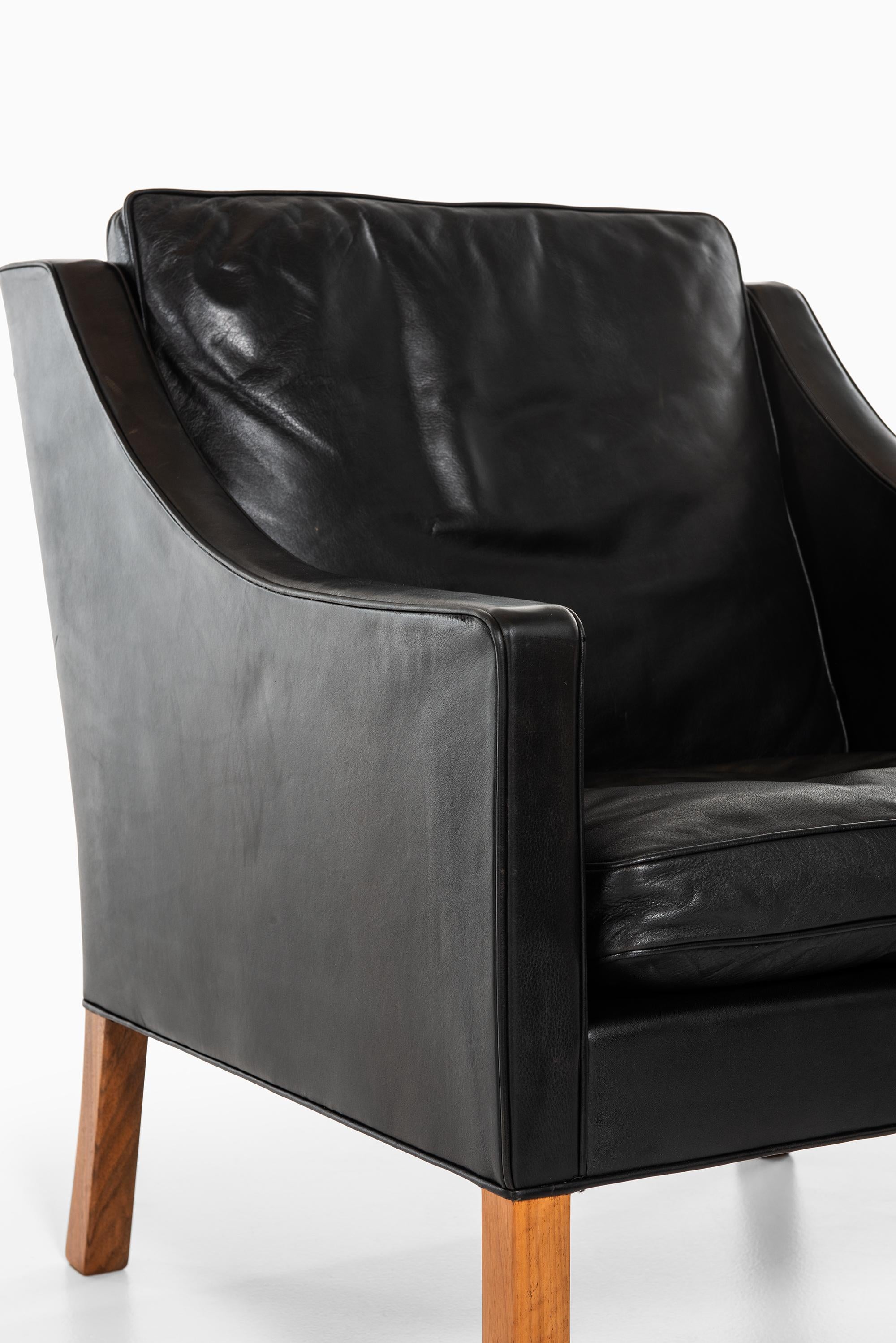 Une paire de fauteuils modèle 2207 conçue par Børge Mogensen. Produit par Fredericia Stolefabrik au Danemark.