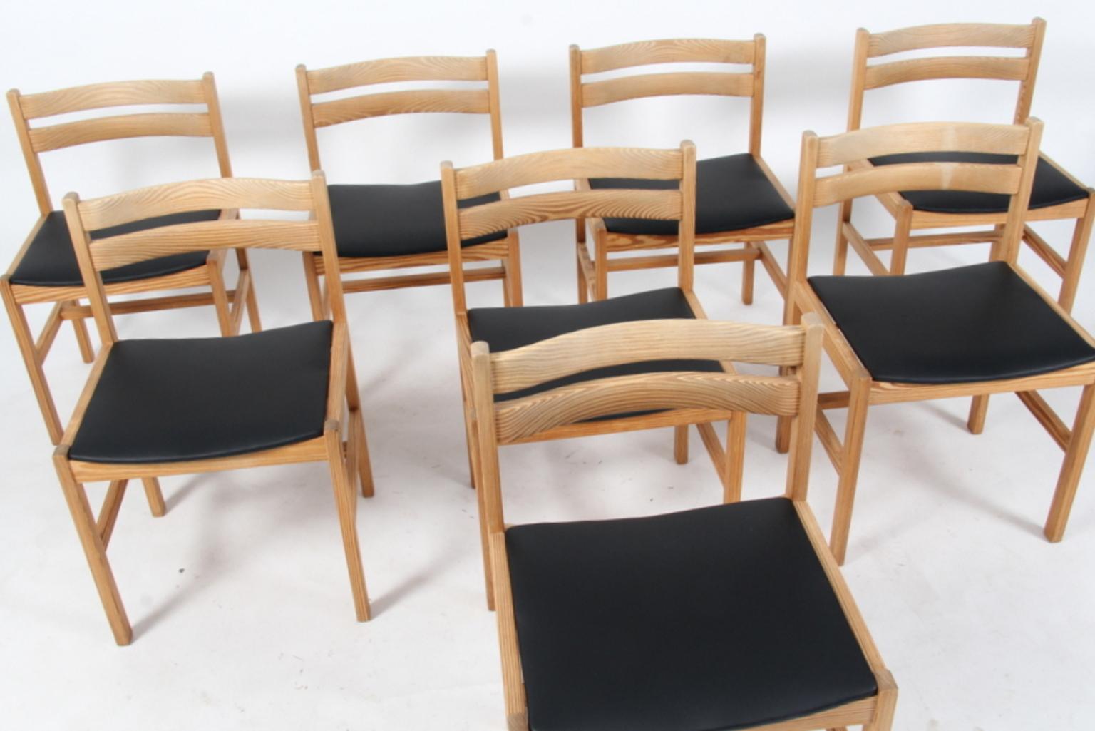 Børge Mogensen eight dining chairs new upholstered with black aniline leather.

Frame in solid oregone pine.

Model Asserbo, made by Karl Andersson & Söner, Huskvarna, Sweden.