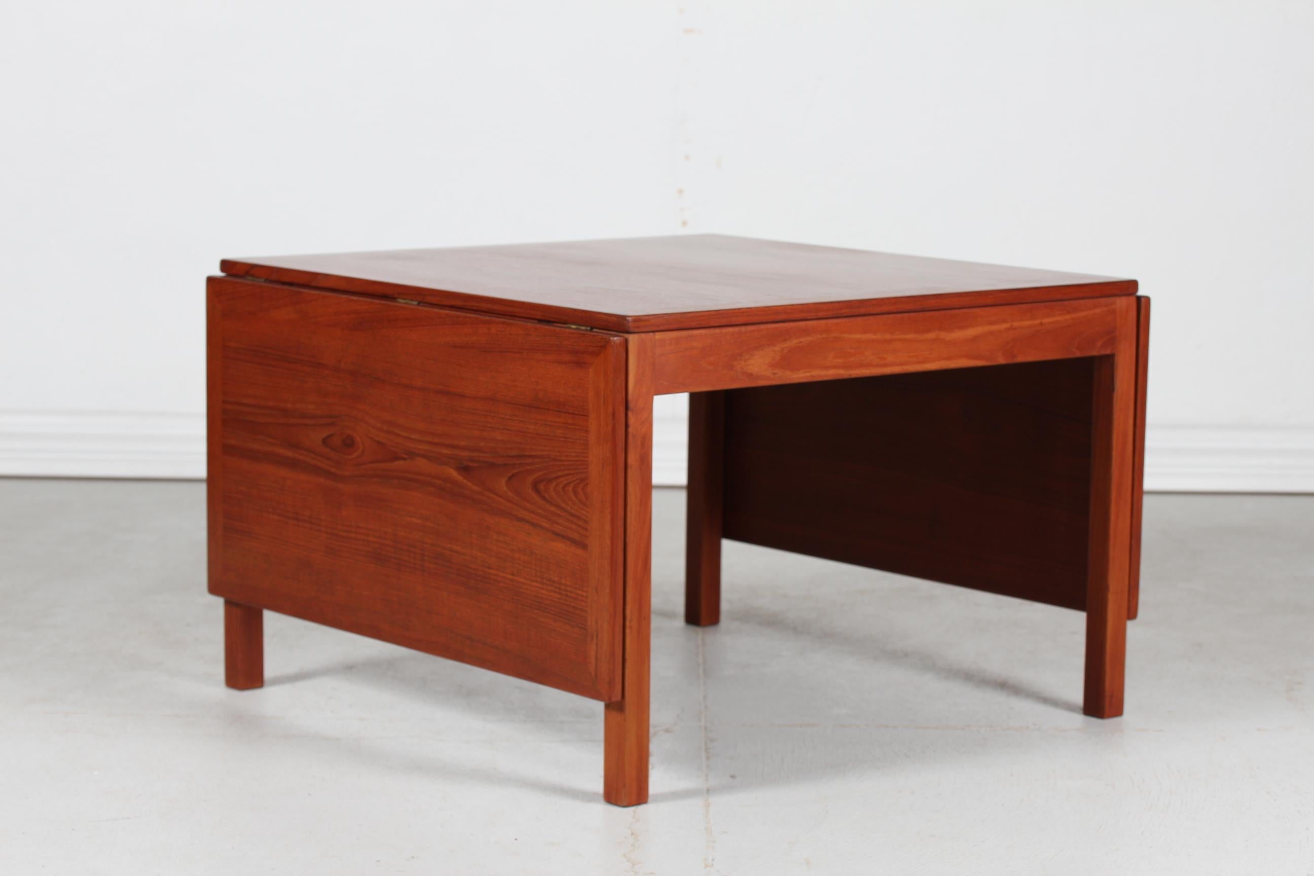 Danish vintage Børge Mogensen extendable coffee table model no. 5362 made of solid teak and teak veneer with oil treatment.

The table is made by Fredericia Stolefabrik and remains in a very good vintage condition and with beautiful