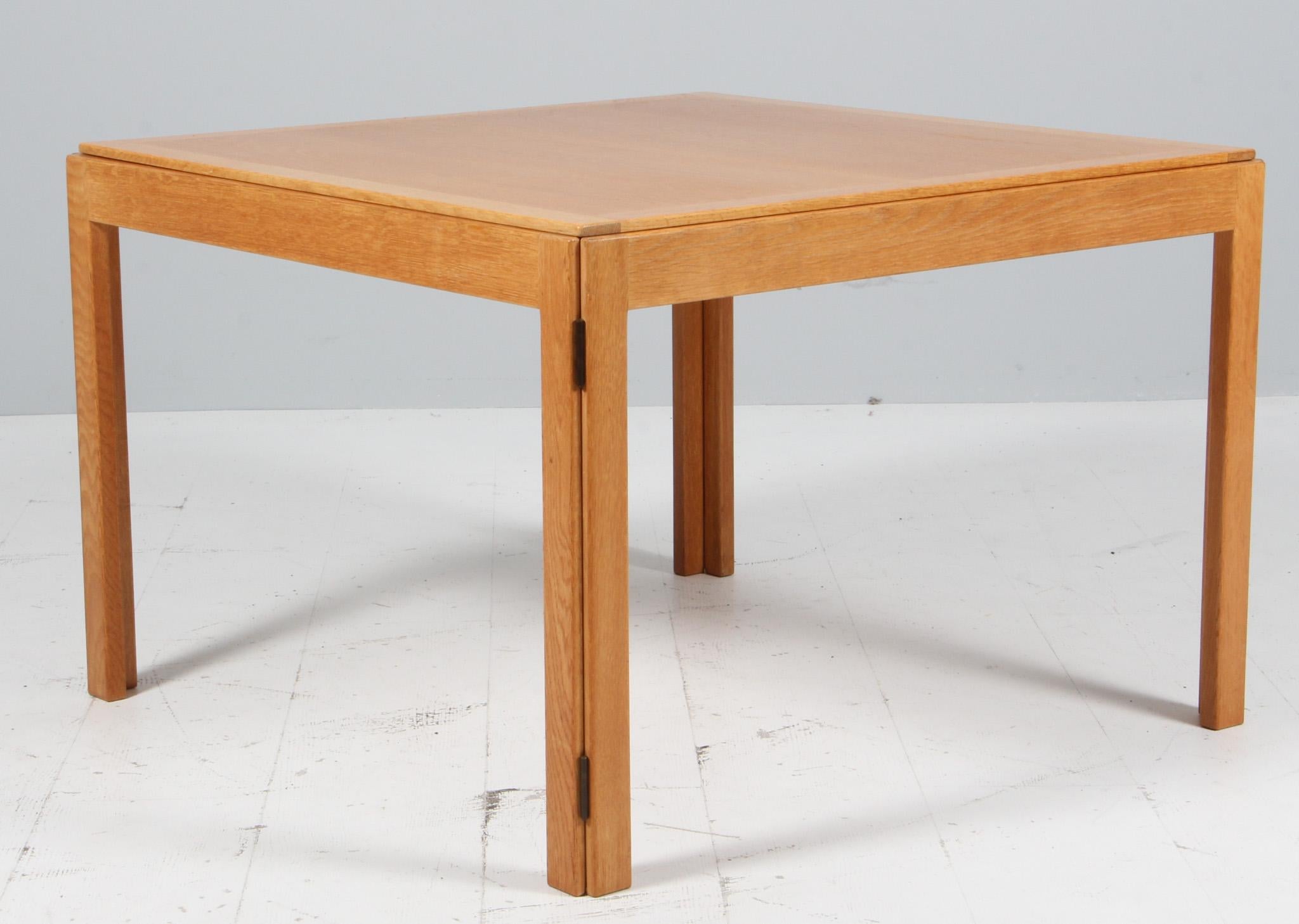 Børge Mogensen coffee table in lacquered oak. Foladble.

Model 5383, made by Fredericia Furniture.