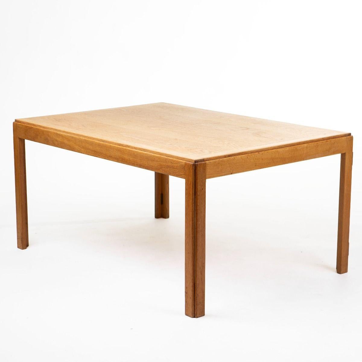 Folding coffee table designed by Børge Mogensen and produced by Fredericia Stolefabrik, Denmark, circa 1970.
Executed in solid oak with original manufacturer’s label preserved on the underside (Model 5386).

The table remains in untouched original