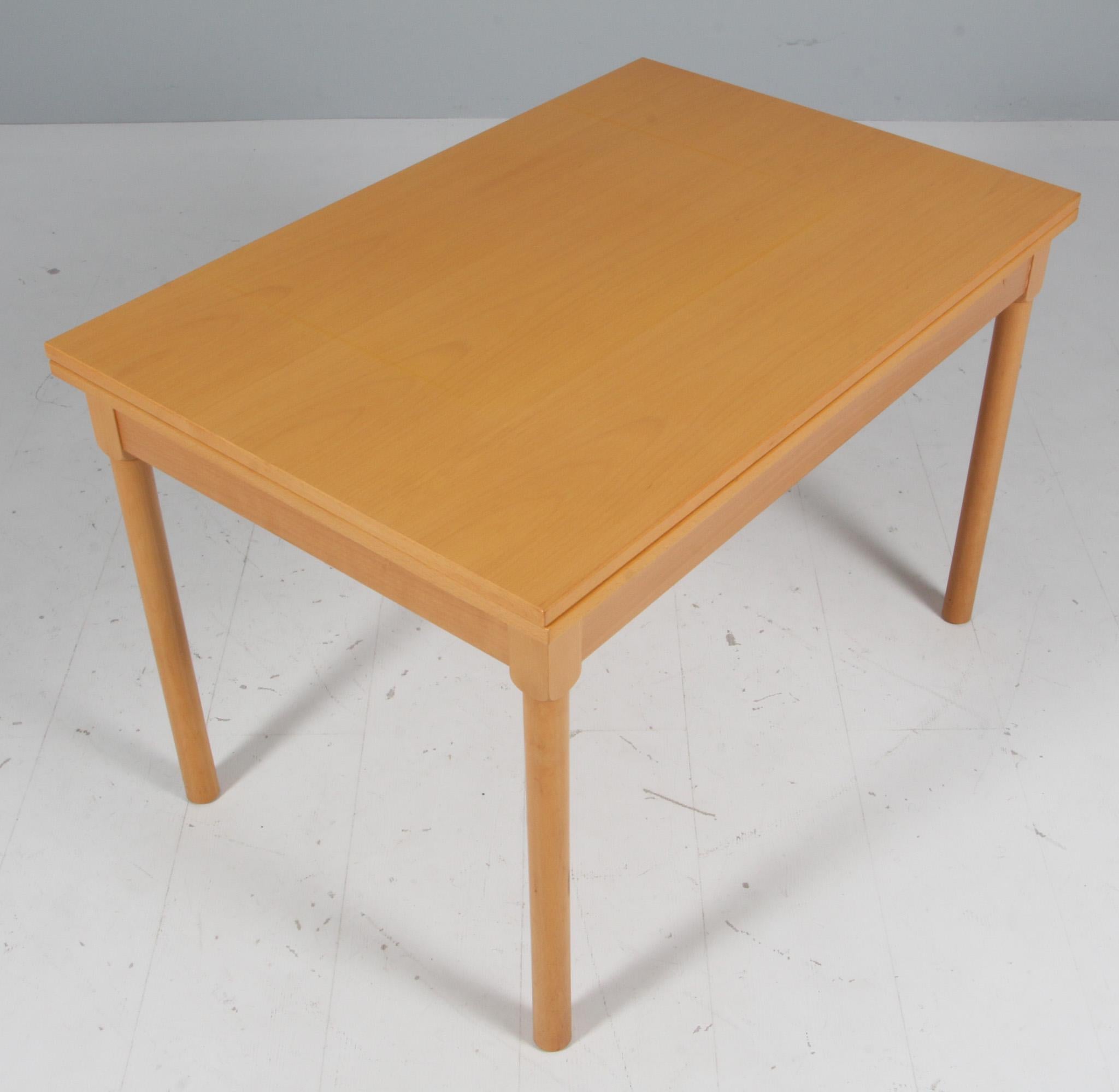 Børge Mogensen coffee table or folding table.

Made in beech.

Model 4500, made by Fritz Hansen.

Designed for Børge Mogensens Tremmesofa.

Measures: Width 60/120.