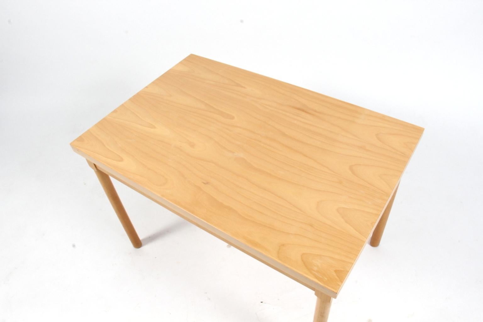 Børge Mogensen coffee table or folding table.

Made in beech.

Model 4500, made by Fritz Hansen 1989.

Designed for Børge Mogensens Tremmesofa.

Width 60/120.