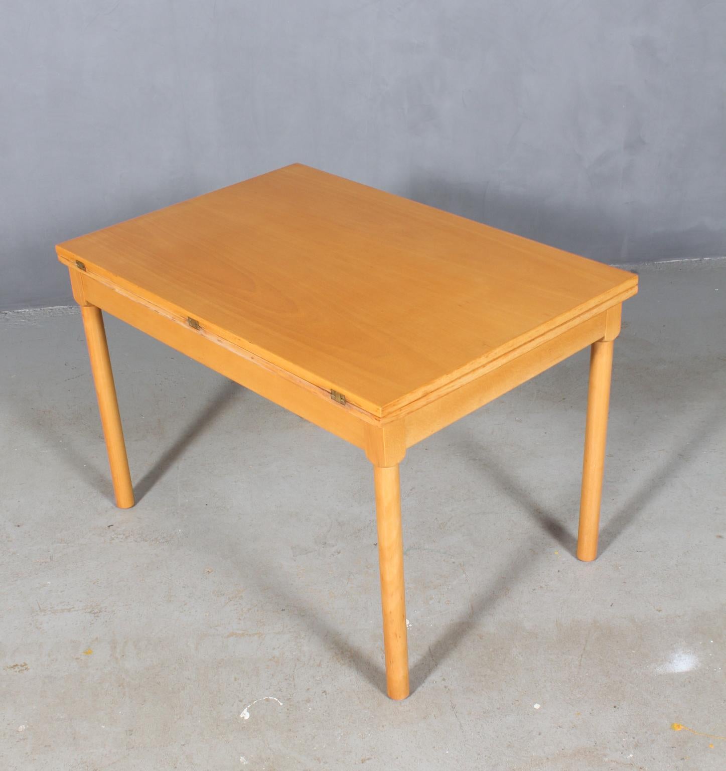 Børge Mogensen coffee table or folding table.

Made in beech.

Model 4500, made by Fritz Hansen.

Designed for Børge Mogensens Tremmesofa.

Measures: Width 60/120.