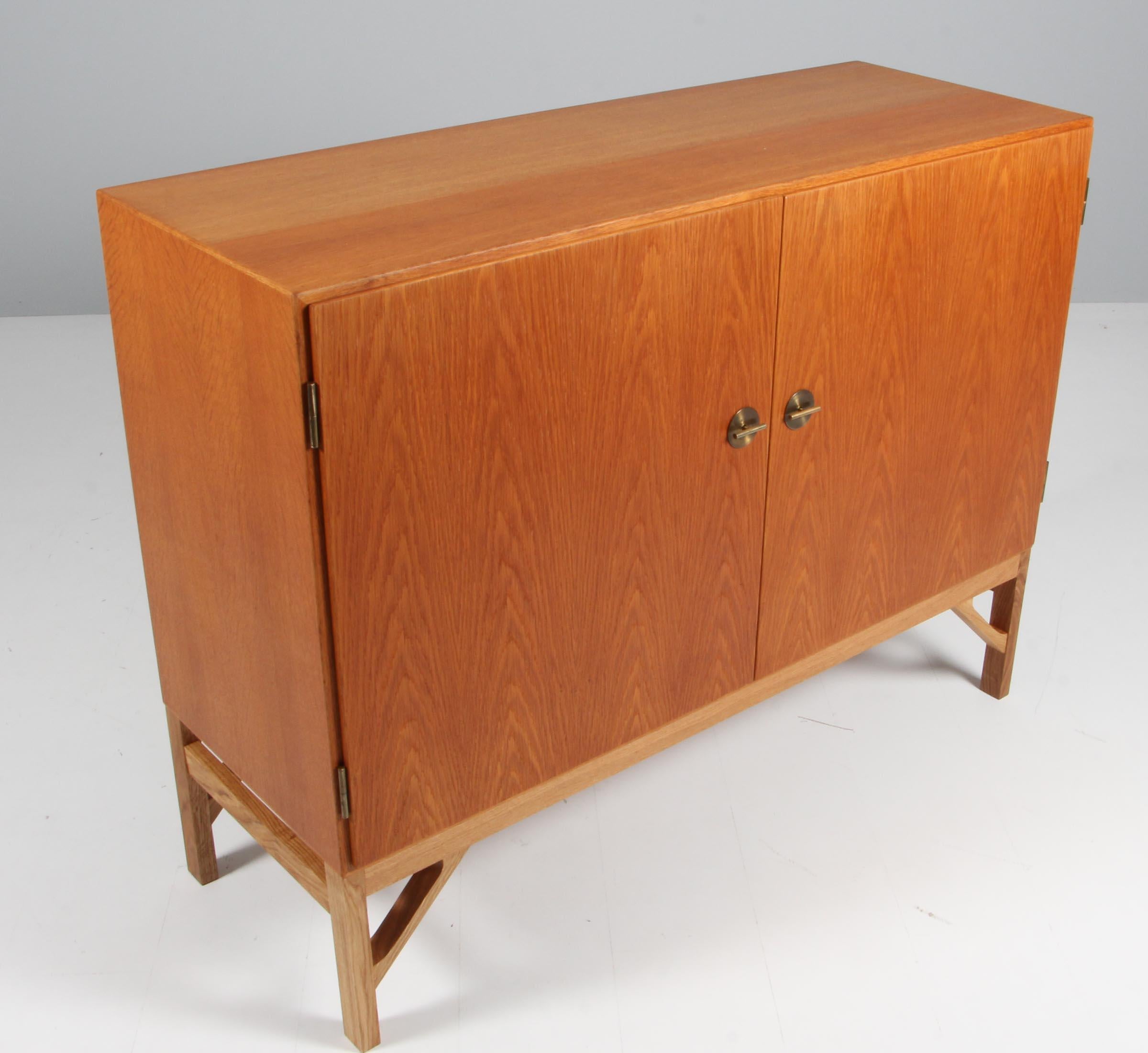 Børge Mogensen for FDB, China cabinet in veneered oak.

Base of oak.

Made by C. M. Madsen for FDB. Model 232.