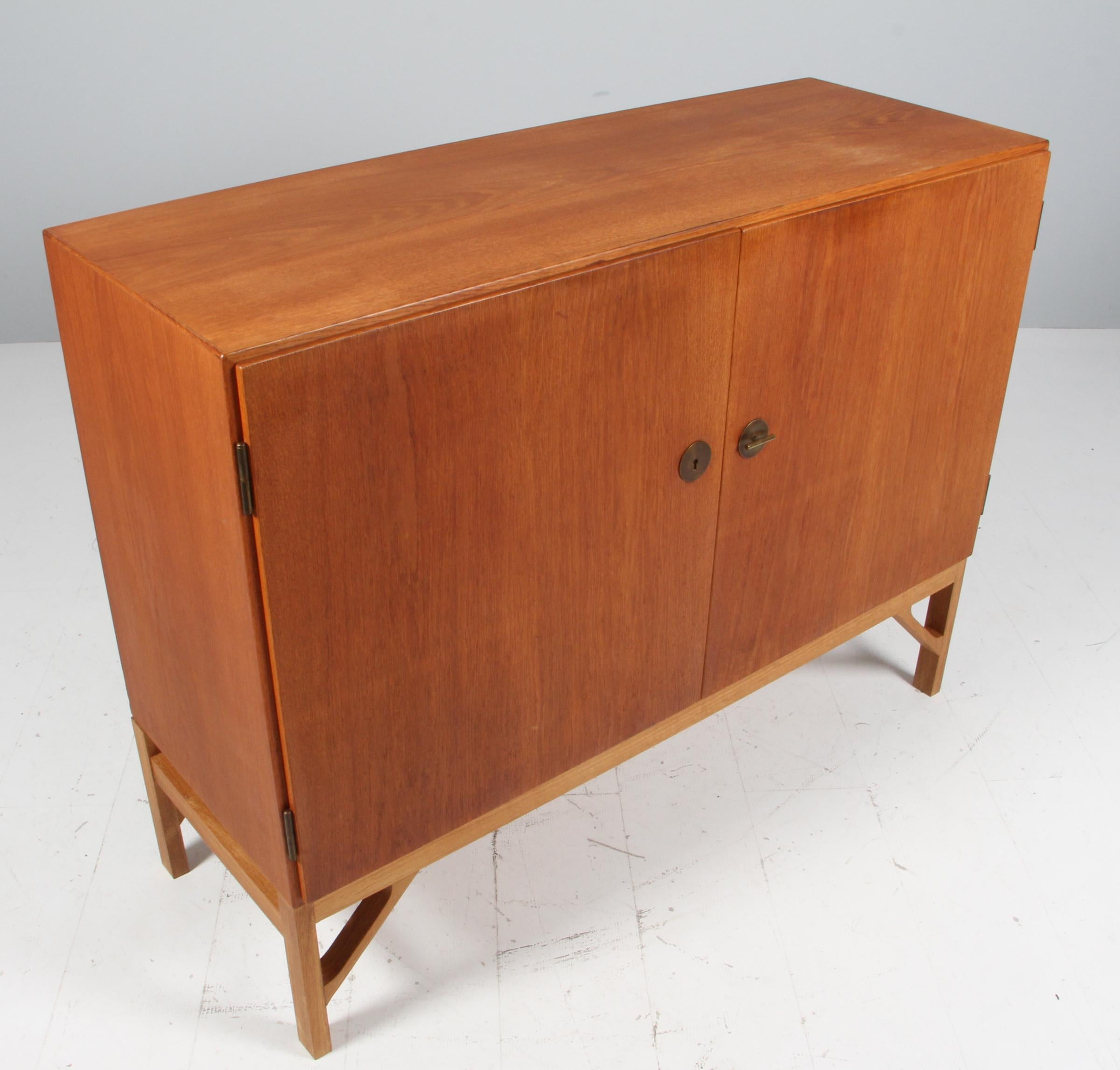 Børge Mogensen for FDB, China cabinet in veneered oak.

Base of oak.

Made by C. M. Madsen for FDB. Model 232.