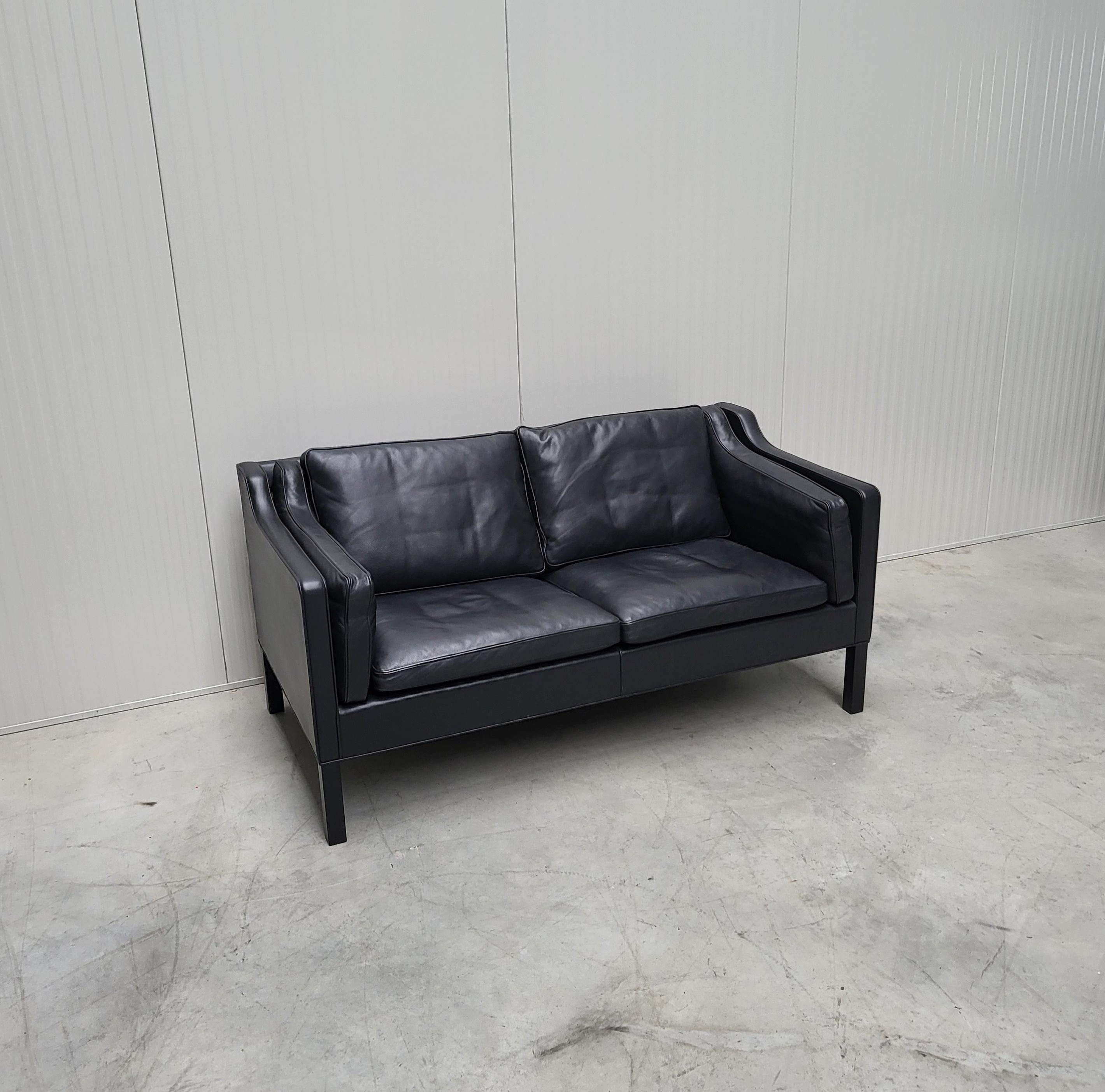 Amazing 2-seater sofa mod. BM2212, 2-seater sofa designed by Børge Mogensen and produced by Fredericia Stolefabrik in Denmark, 1962.

This edition was made around the 80s, beginning 90s and comes in a fantastic condition.

The sofa is in a great