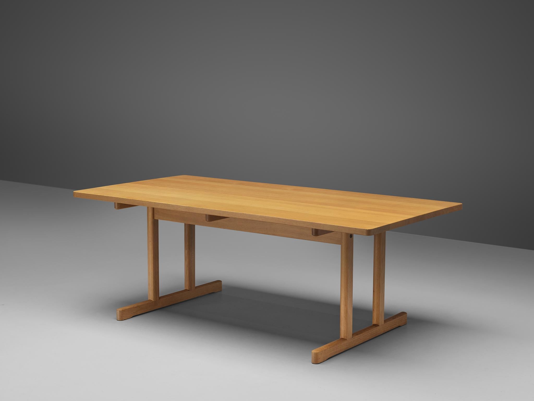 Børge Mogensen for Fredericia Stolefabrik, dining table model '6289', oak, Denmark, design 1966
 
Danish furniture master Børge Mogensen designed this dining table in 1966 for Fredericia Stolefabrik. The table is made out of a solid oak with