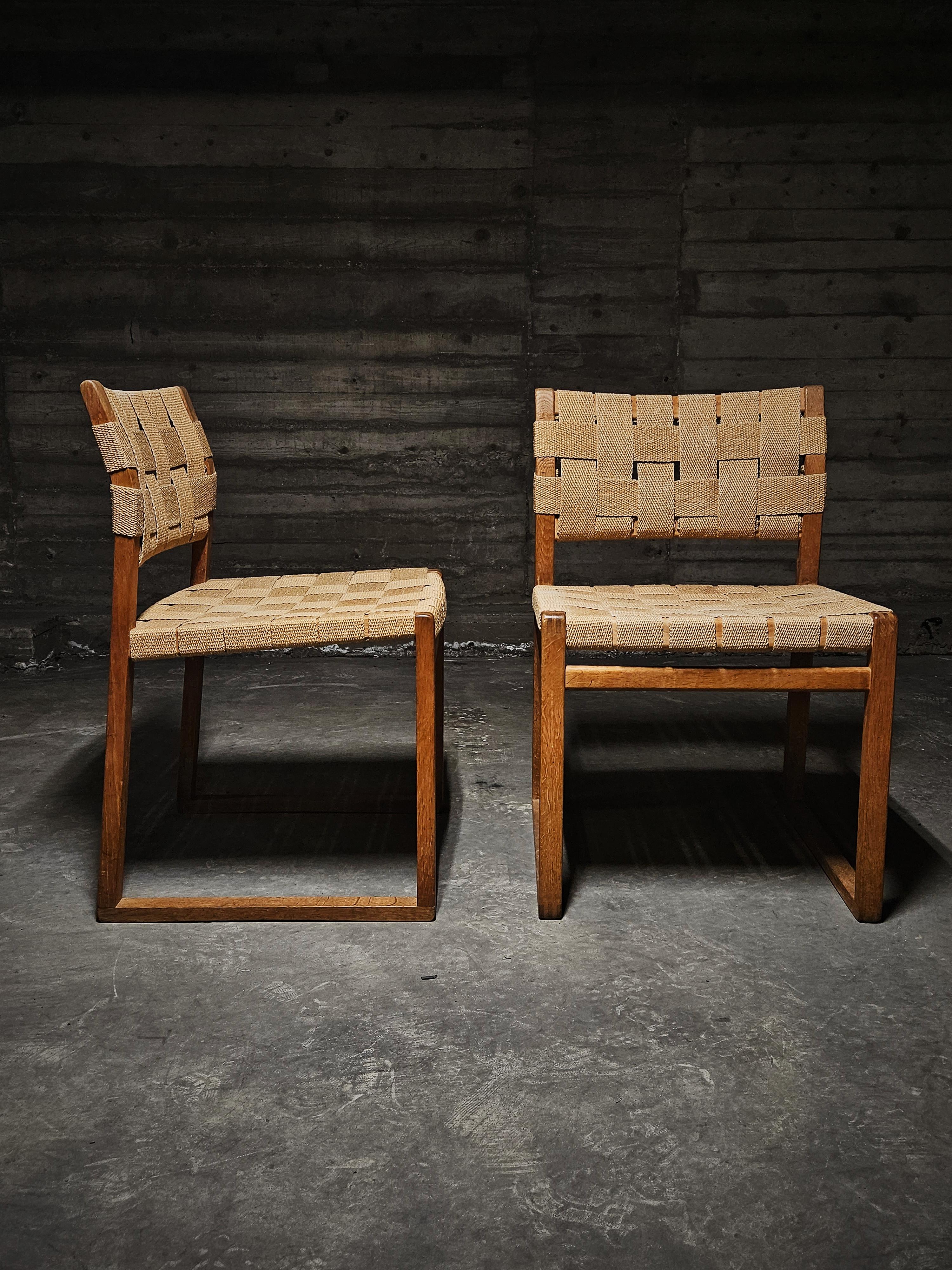 Børge Mogensen pour Fredericia, chaises de salle à manger modèle 'BM 61', chêne, Danemark, années 1950

Cette chaise à l'allure naturaliste se caractérise par un splendide design aux formes simples et aux matériaux authentiques. Le cadre est composé