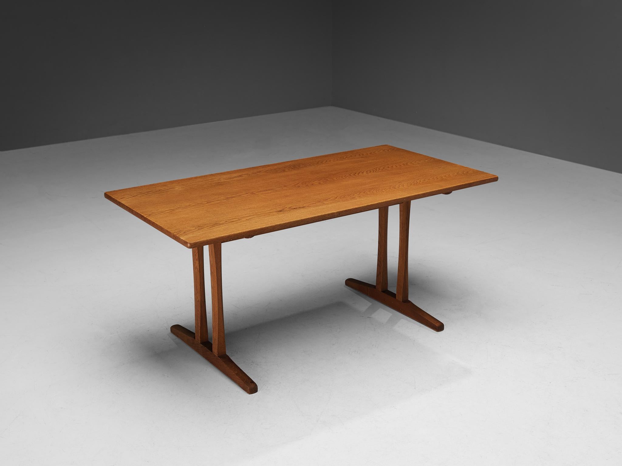 Børge Mogensen for Fredericia Stolefabrik, dining table model '6289', oak, Denmark, 1966

Børge Mogensen designed this dining table in 1966 for Fredericia Stolefabrik. The table is made out of solid oak with a beautiful grain pattern.  The