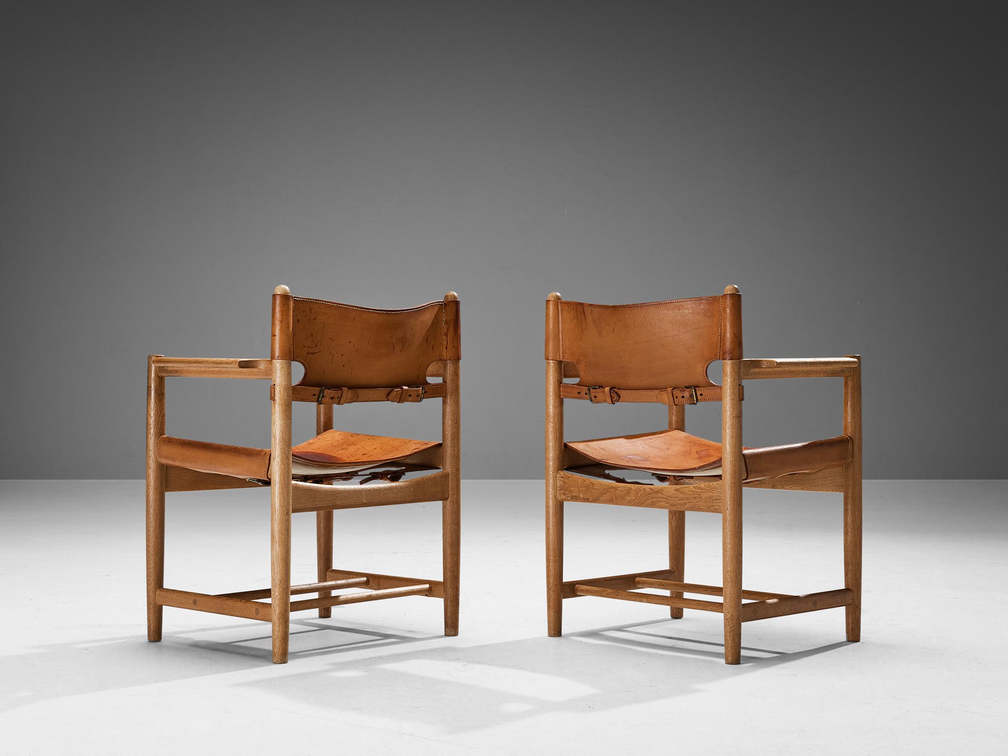 Børge Mogensen pour Fredericia Stolefabrik, paire de fauteuils modèle 3237, chêne, cuir, Danemark, 1964

Cette paire de fauteuils rappelle les classiques 