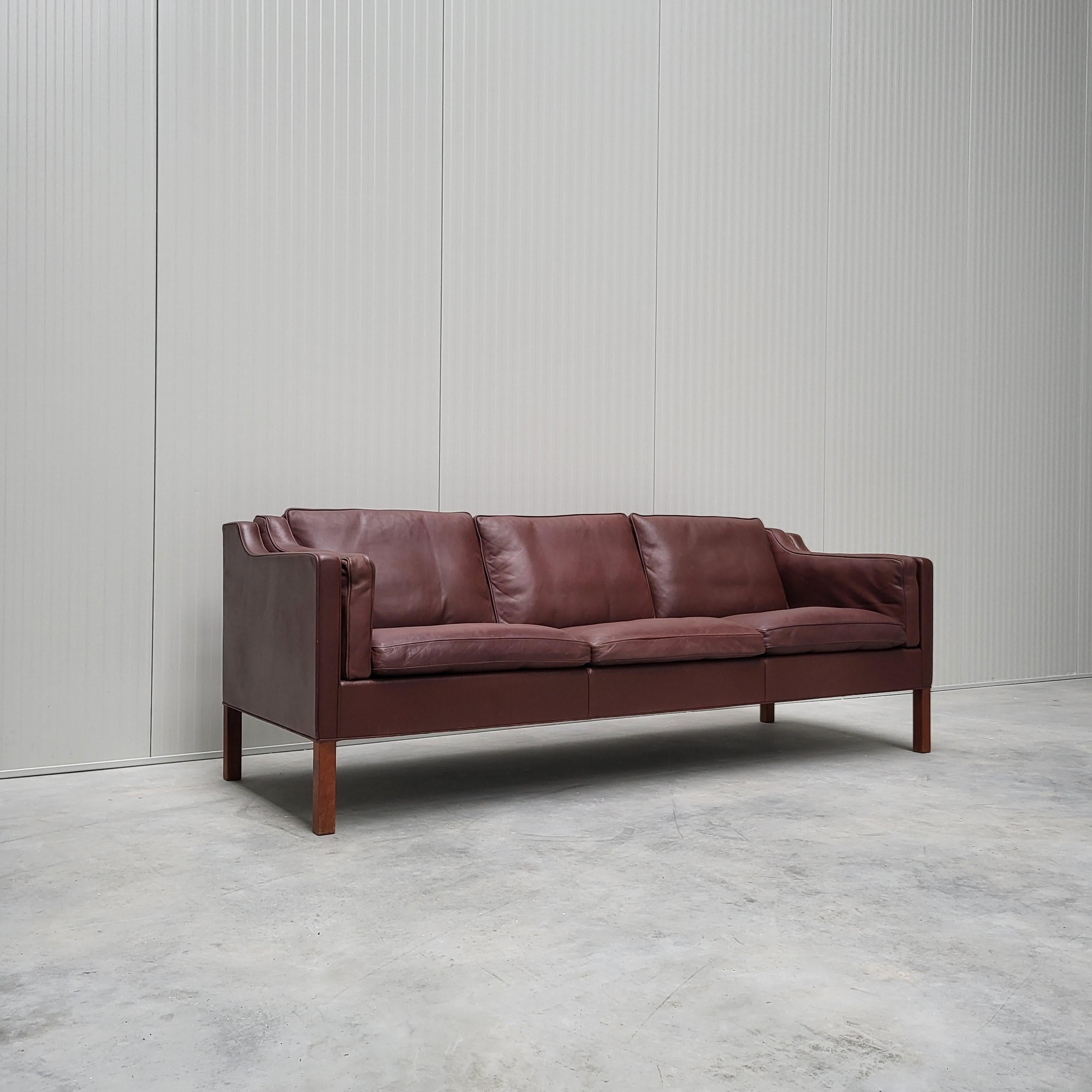 Amazing 3-seater sofa mod. BM2213 designed by Børge Mogensen and produced by Fredericia Stolefabrik in Denmark, 1962.

The sofa comes in a great original condition with a wonderful brown leather upholstery at its best.
Highest quality standard by