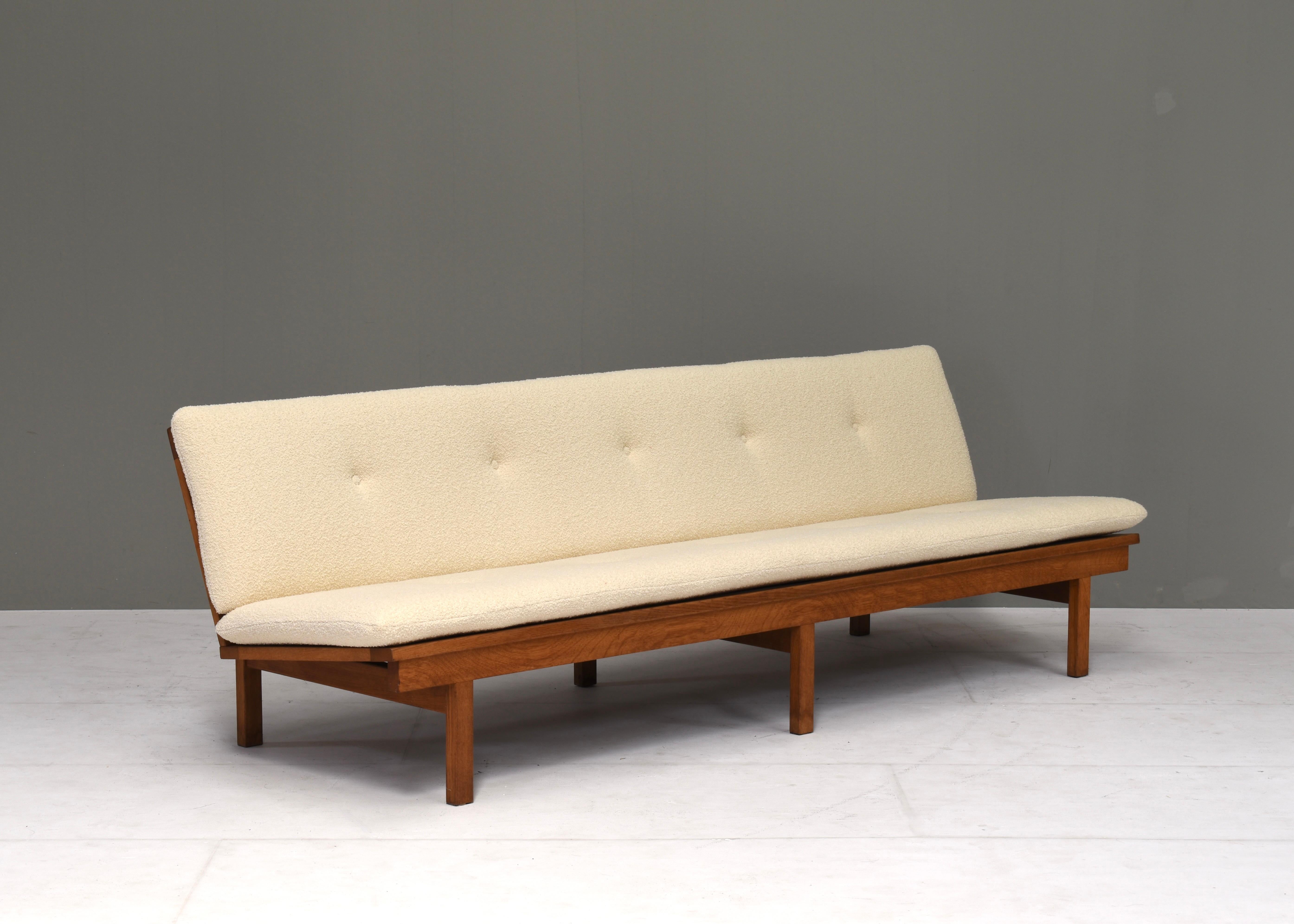 Børge Mogensen for Fredericia Sofa in Oak and New Bouclé Fabric, Denmark, 1950s In Good Condition In Pijnacker, Zuid-Holland