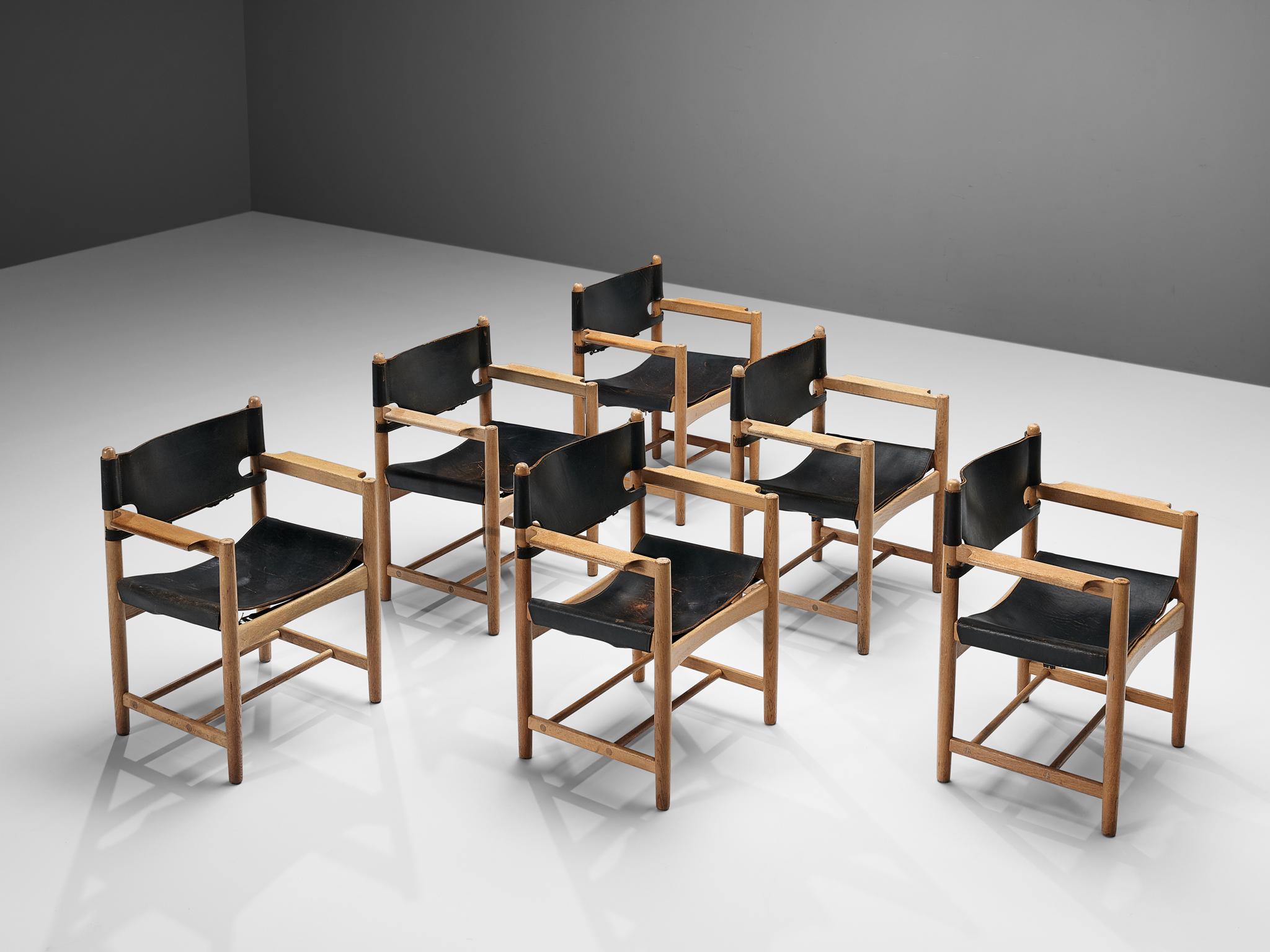 Børge Mogensen for Fredericia Stolefabrik, set of six 'Spanish Dining Chairs' model 3238, oak, black leather, Denmark, 1964

These chairs remind of the classical foldable 'director-chairs', yet this design by Danish designer Børge Mogensen