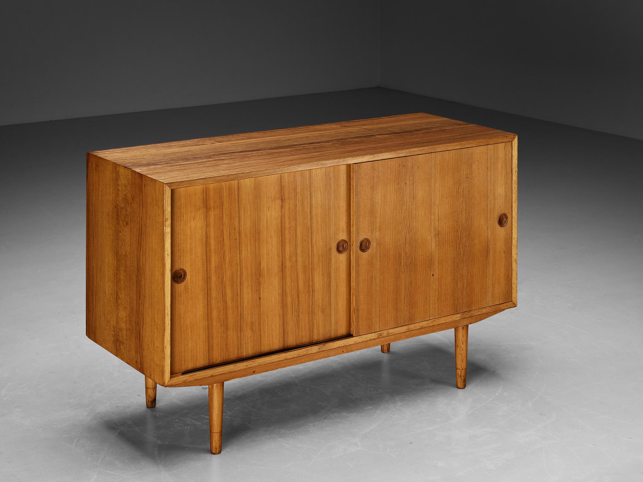 Børge Mogensen for Karl Andersson & Söner, 'Öresund' cabinet, Oregon pine, Denmark, 1960s

A neat and uncomplicated sideboard designed by the Danish master Børge Mogensen in the sixties. The piece contains a cubic shape defined by straight and
