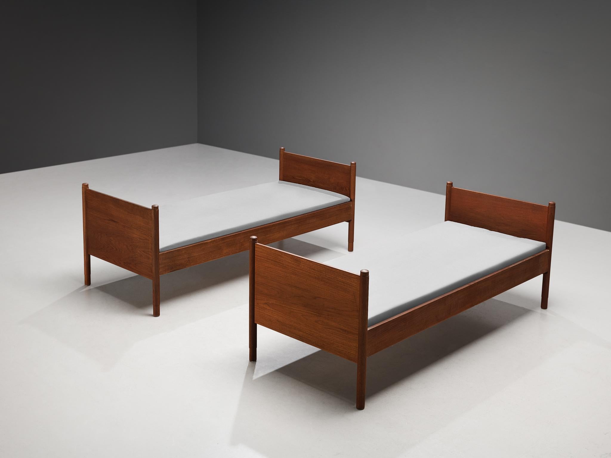Børge Mogensen for Søborg Møbelfabrik, daybed/single beds, teak, Denmark, 1960s.

Elegant en simplistic design by Børge Mogensen. Suitable to utilize as a day bed or a single bed. The bed consists of four elements that combine into the teak frame,