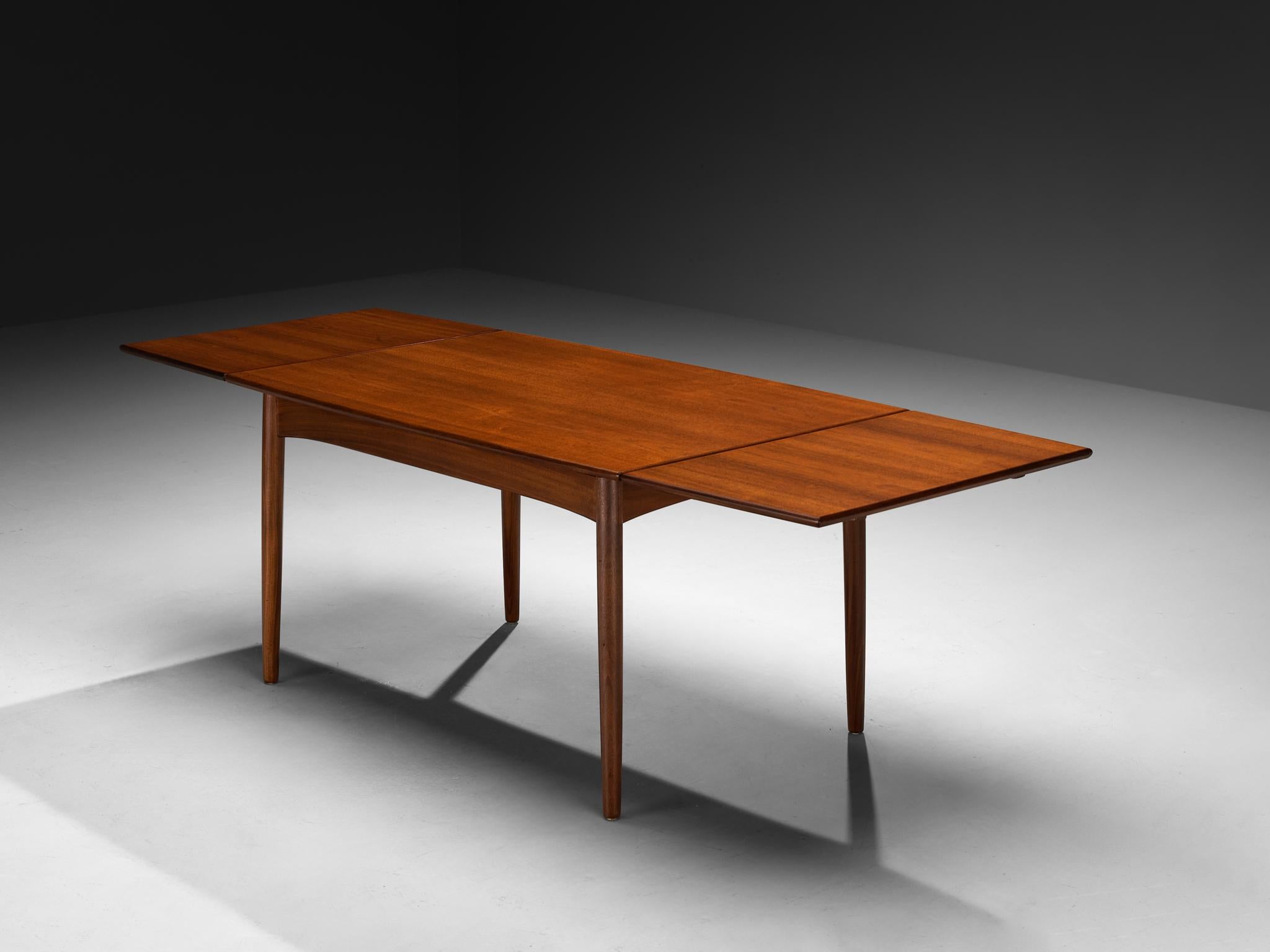 Børge Mogensen pour Søborg Møbelfabrik, table à manger extensible, modèle 153, teck, Danemark, 1952. 

Conçue par Børge Mogensen pour Søborg Møbelfabrik, cette table de salle à manger modèle 153 se caractérise par une construction épurée et solide