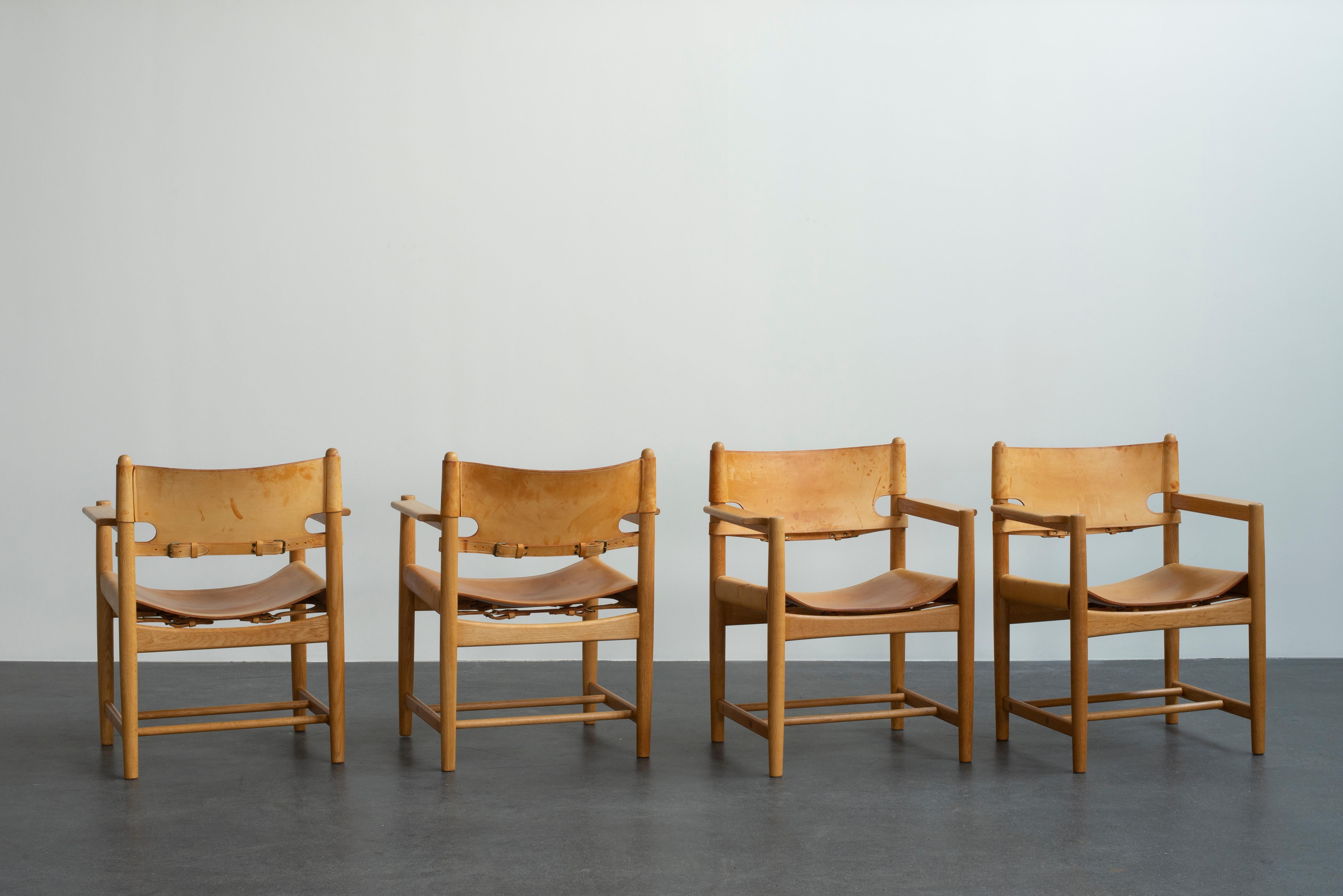 Børge Mogensen quatre fauteuils en chêne et cuir naturel. Exécuté par Fredericia Furniture.