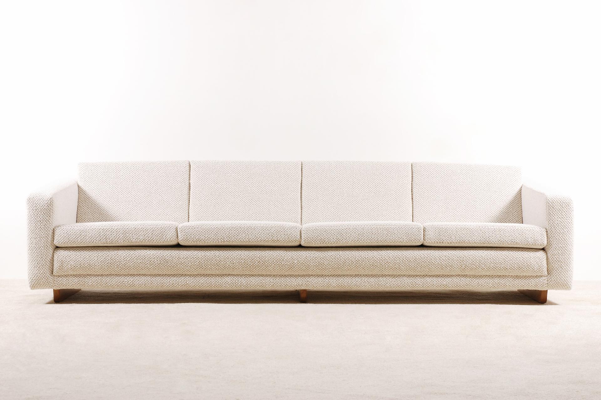 Elegant four-seat sofa model 205 designed by the Danish designer Børge Mogensen and manufactured by Fredericia Stolefabrik, 1958.

Perfect lines and proportions.
Extra long sofa.

Newly upholstered with a premium quality wool fabric from the
