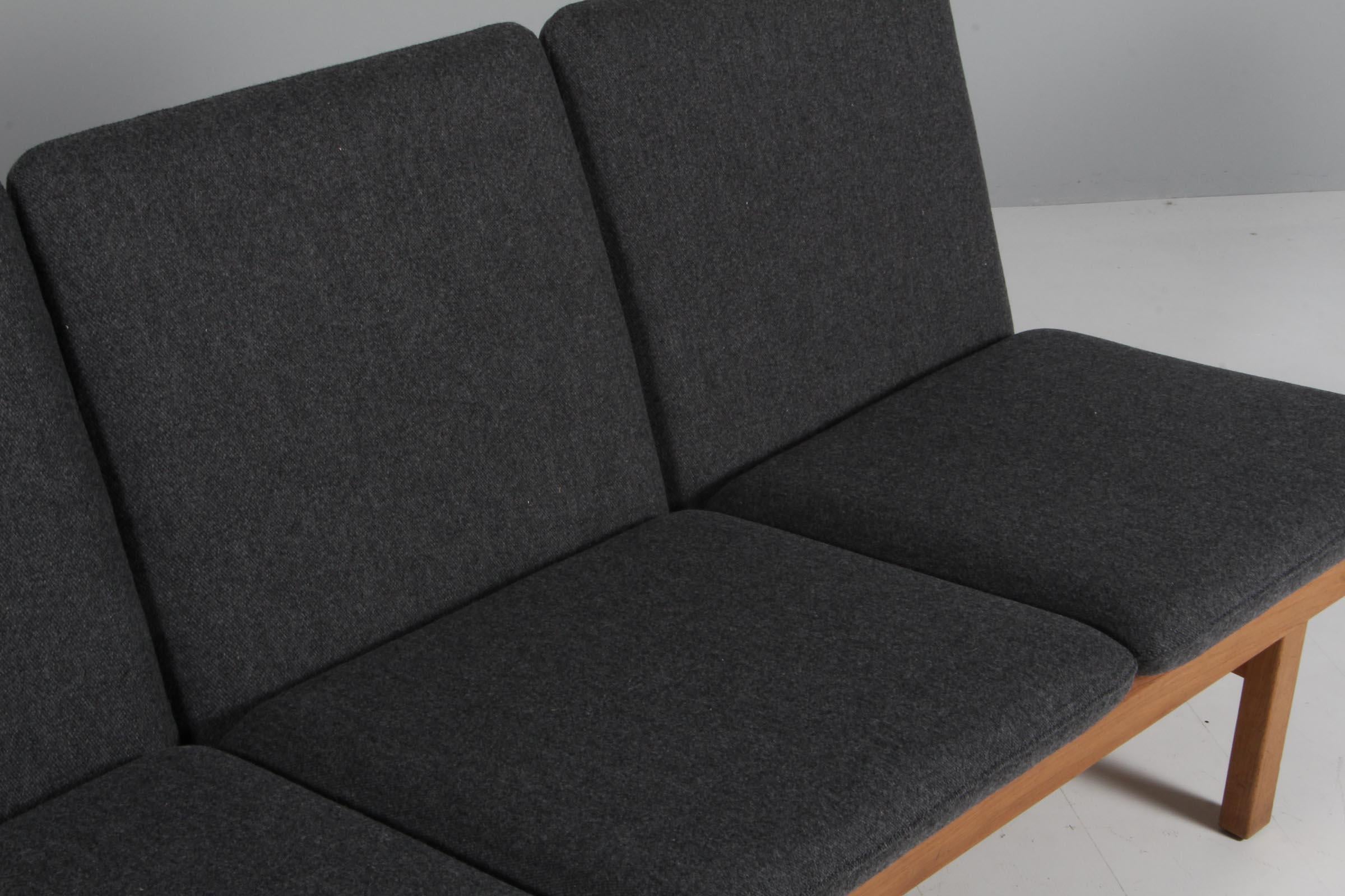 Børge Mogensen Viersitzer-Sofa mit Gestell aus seifenbehandelter Eiche. '

Neue Polsterkissen mit Wollstoff.

Modell 2219, hergestellt von Fredericia Furniture