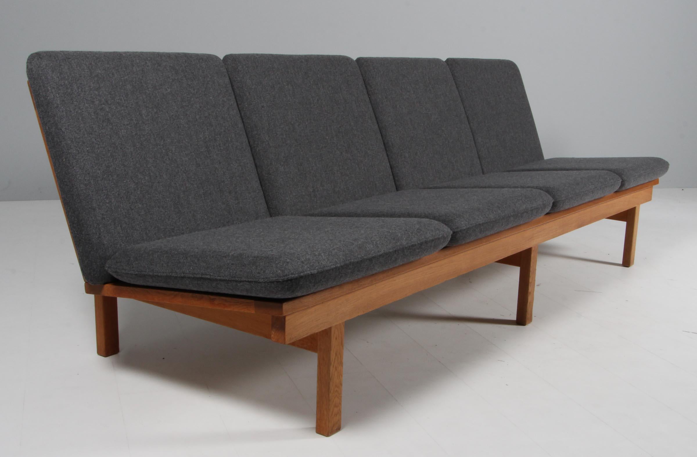 Børge Mogensen four seat sofa model 2219, oak and wool. Denmark 1960s In Excellent Condition For Sale In Esbjerg, DK