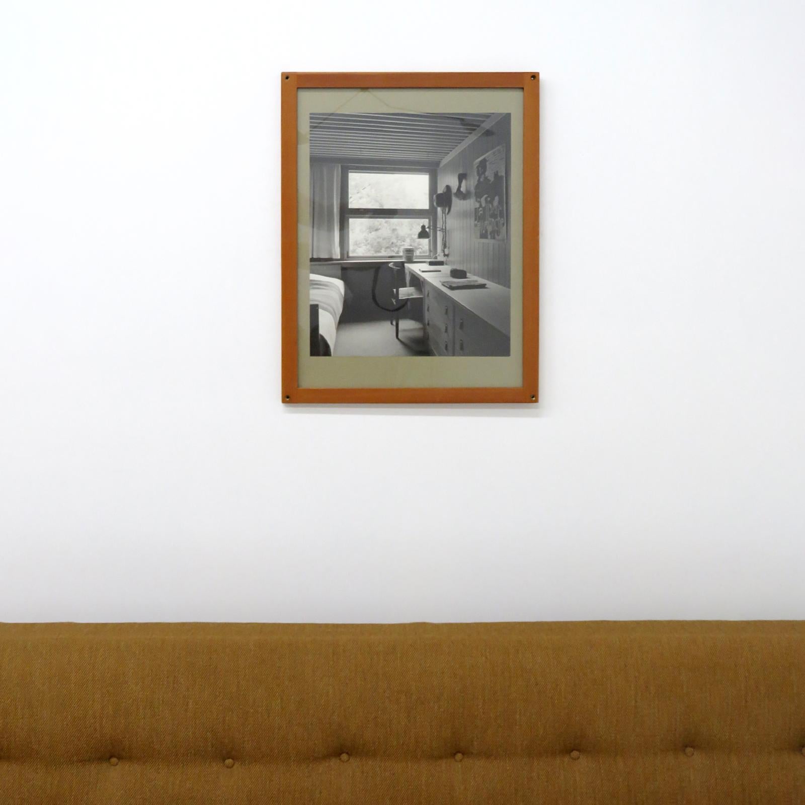 Magnifique photographie encadrée représentant la maison de Børge Mogensen à Soløsevej à Gentofte, Danemark. Cadre photo de Børge Mogensen en pin massif d'Oregon avec détails d'angle en laiton, fabriqué dans les années 1960. 

Provenance : collection