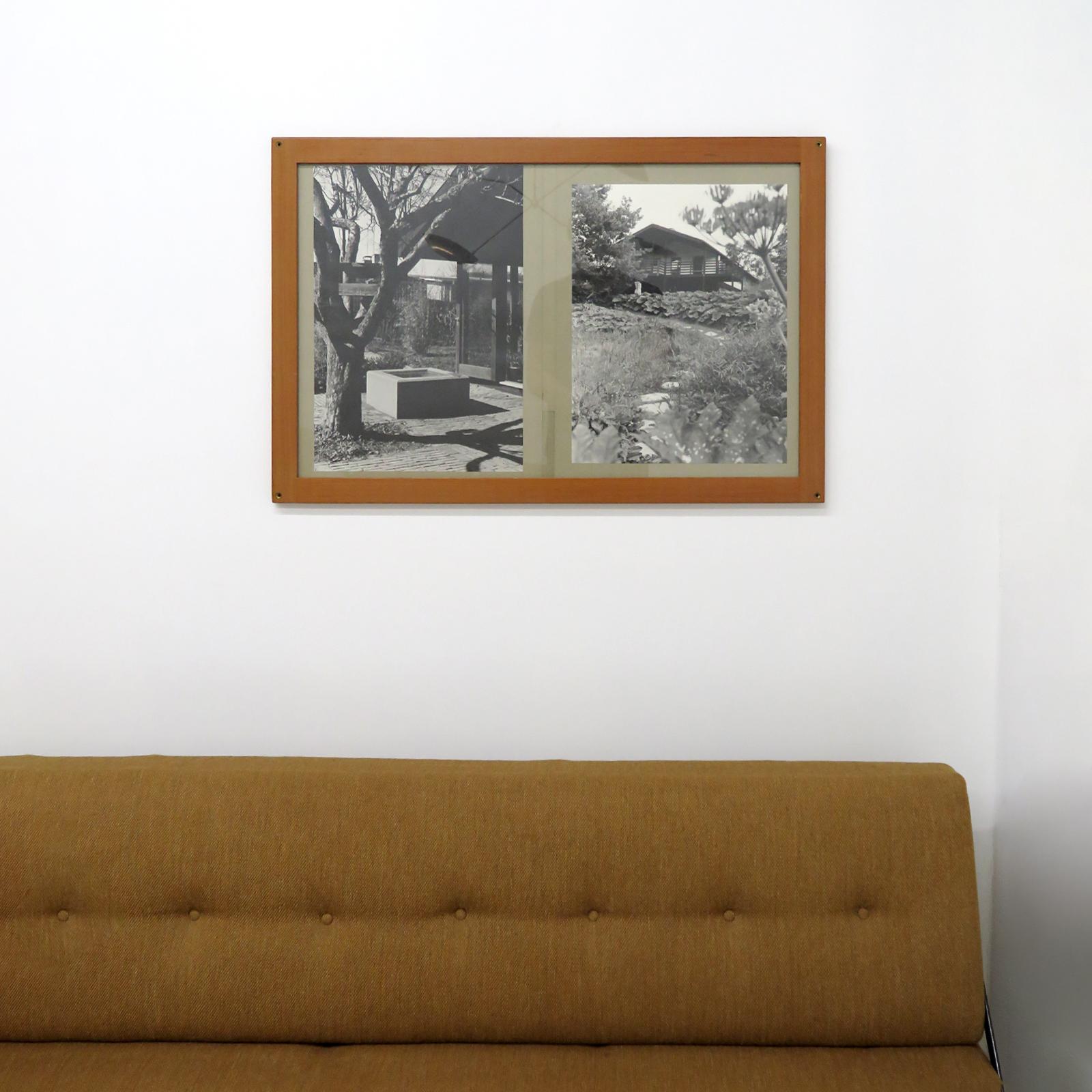 Magnifique photographie encadrée représentant la maison de Børge Mogensen à Soløsevej à Gentofte, Danemark. Cadre photo de Børge Mogensen en pin massif d'Oregon avec détails d'angle en laiton, fabriqué dans les années 1960. 

Provenance : collection