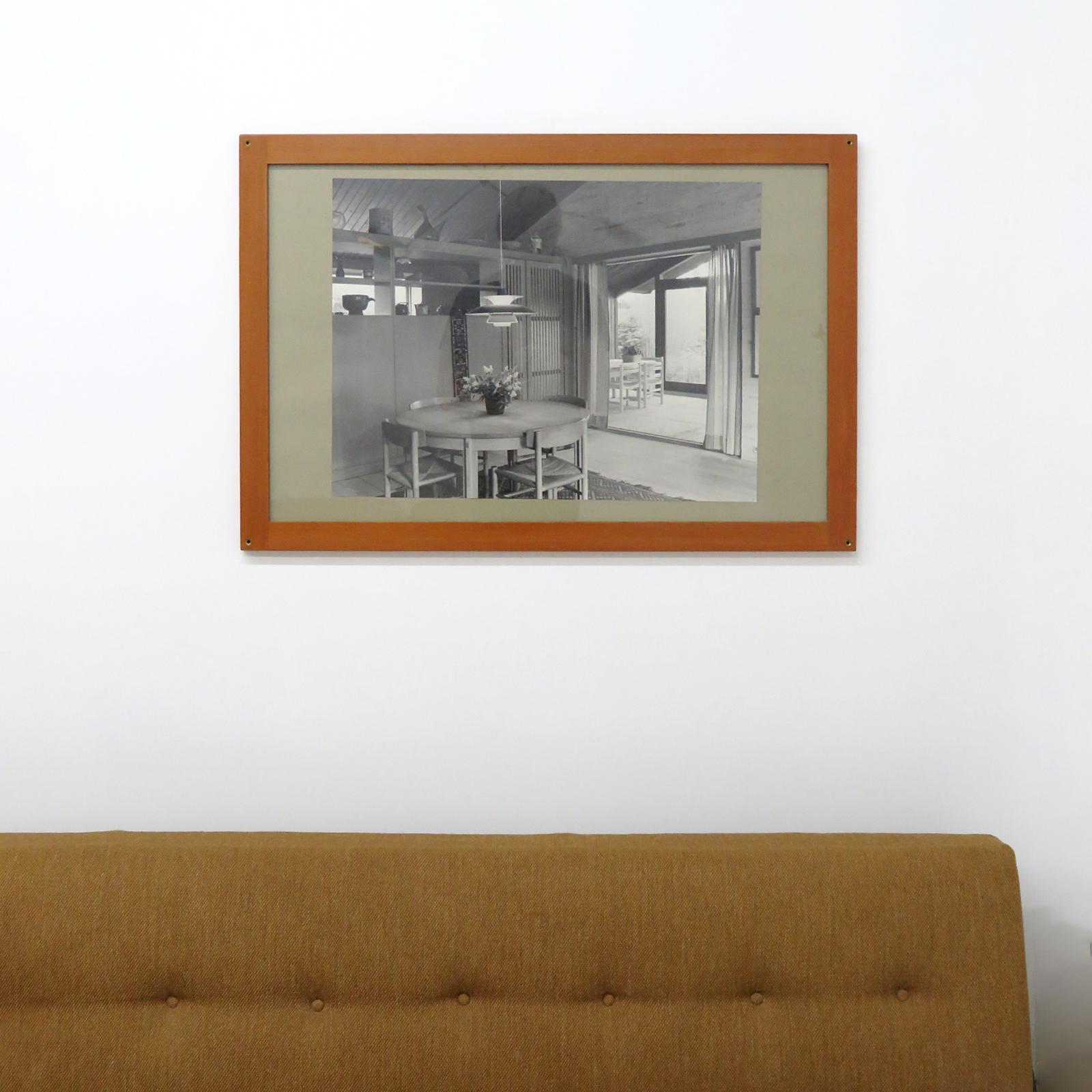 Magnifique photographie encadrée représentant la maison de Børge Mogensen à Soløsevej à Gentofte, Danemark. Cadre photo de Børge Mogensen en pin massif d'Oregon avec détails d'angle en laiton, fabriqué dans les années 1960. 

Provenance : collection