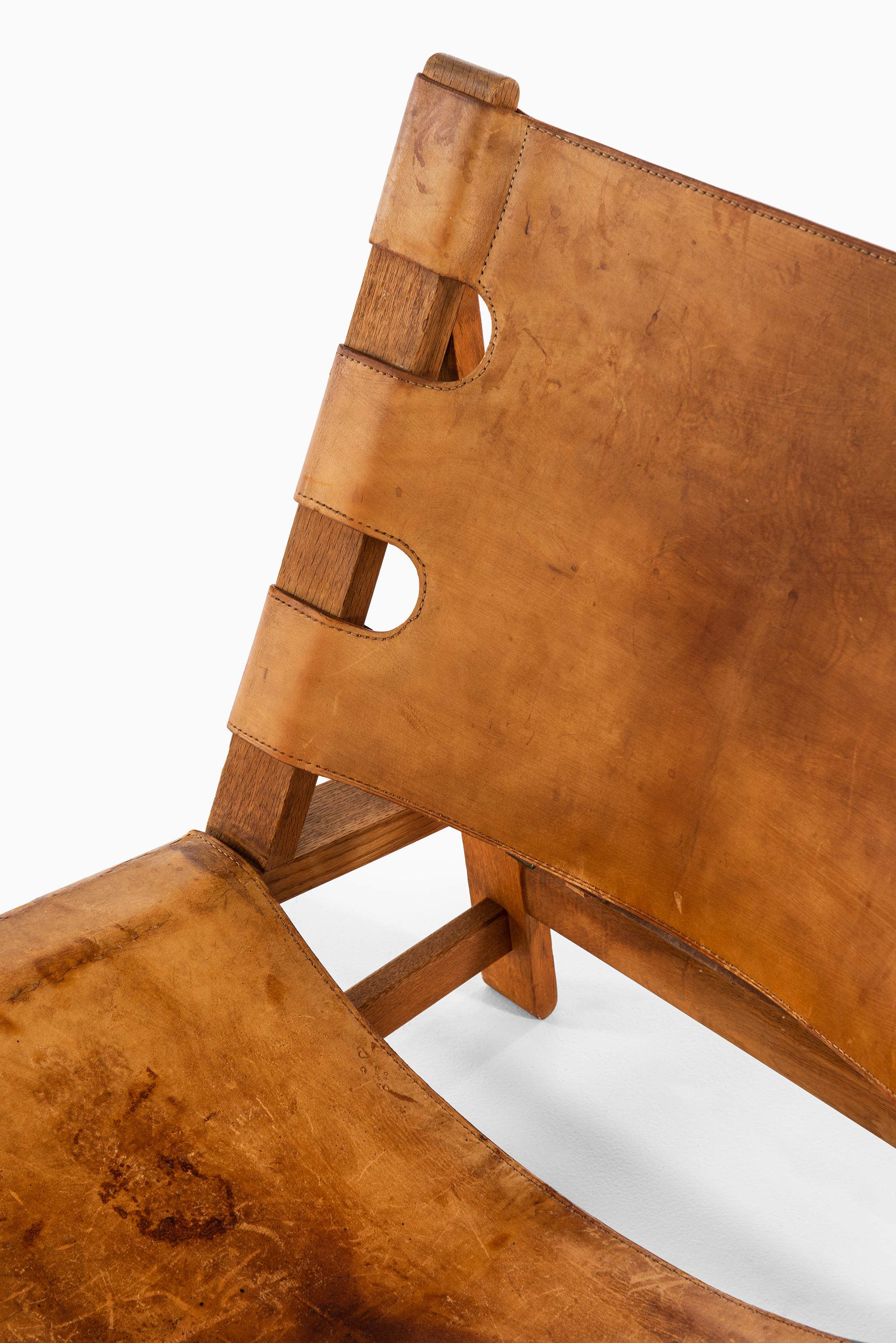 Rare hunting easy chair model 2224 designed by Børge Mogensen. Produced by Fredericia Stolefabrik in Denmark.