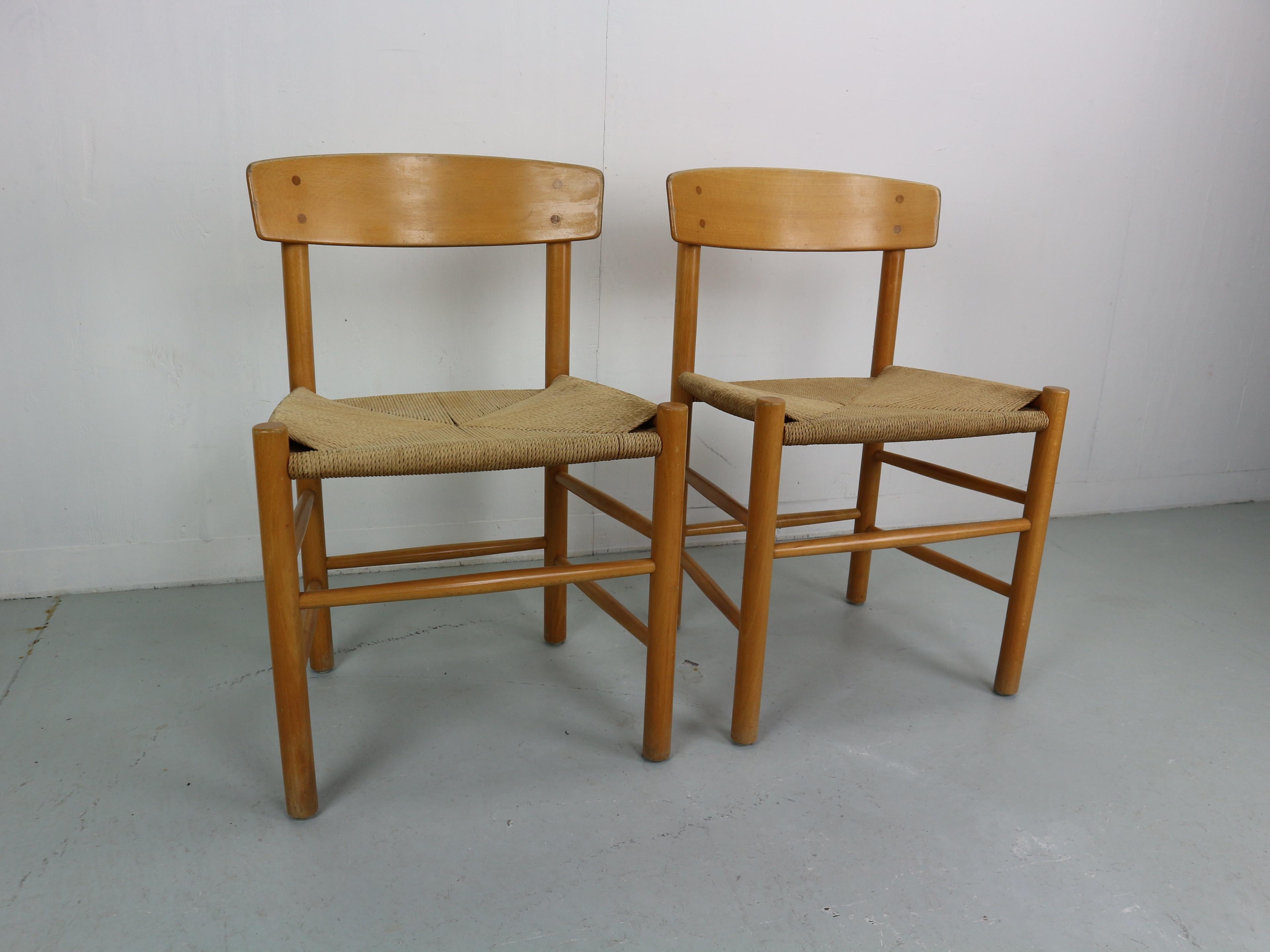 Der Stuhl J39 wurde von Borge Mogensen entworfen und von FDB Mobler seit 1947 hergestellt.
Diese Stühle sind alt und die erste Produktion von FDB Mobler. Das Design wurde von den amerikanischen Shaker-Möbeln inspiriert.
Es ist aus massiver Eiche