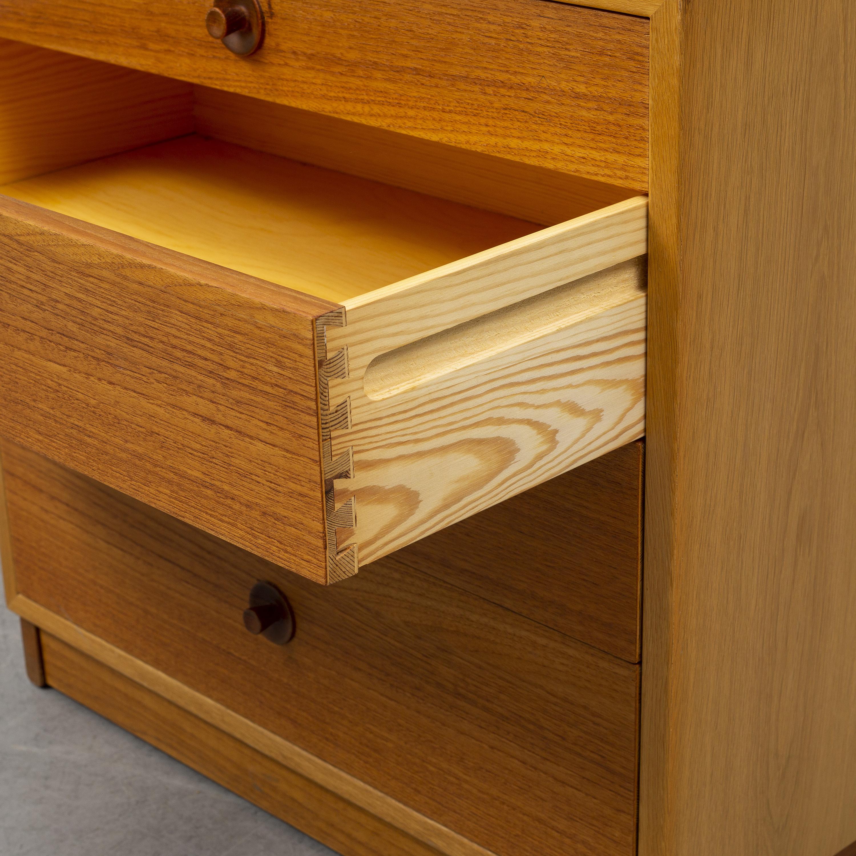 Low chest of drawers in teak and oak. Designed by the Danish designer Børge Mogensen for the cabinetmakers Karl Andersson. Made in Sweden in the 1960s. Excellent original condition.
