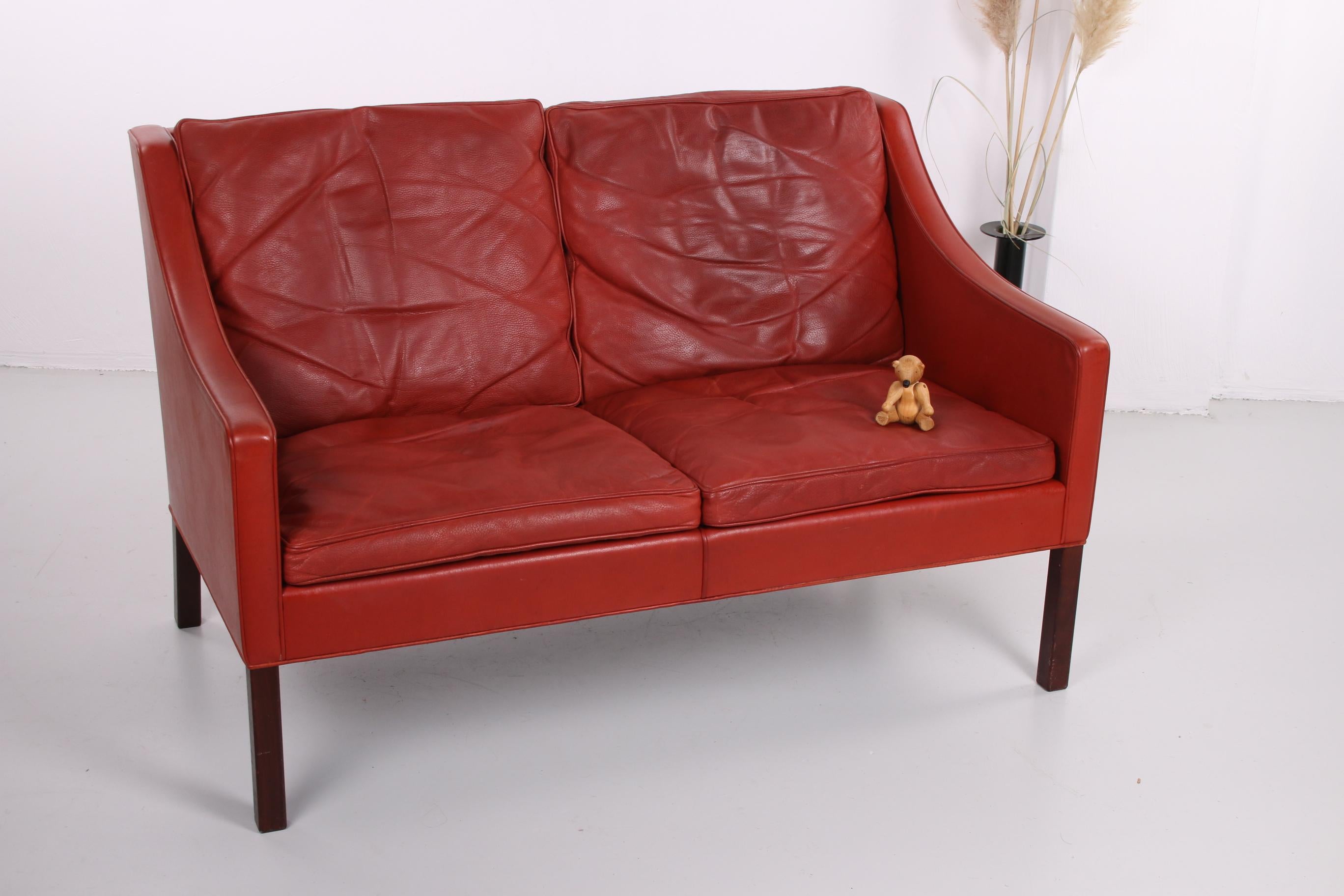 This beautiful coral red leather sofa has an elegant simplicity. The high-quality leather makes the sofa both comfortable and durable. A timeless design item and a great addition to the modern home. Børge Mogensen (Aalborg, April 13, 1914 - October