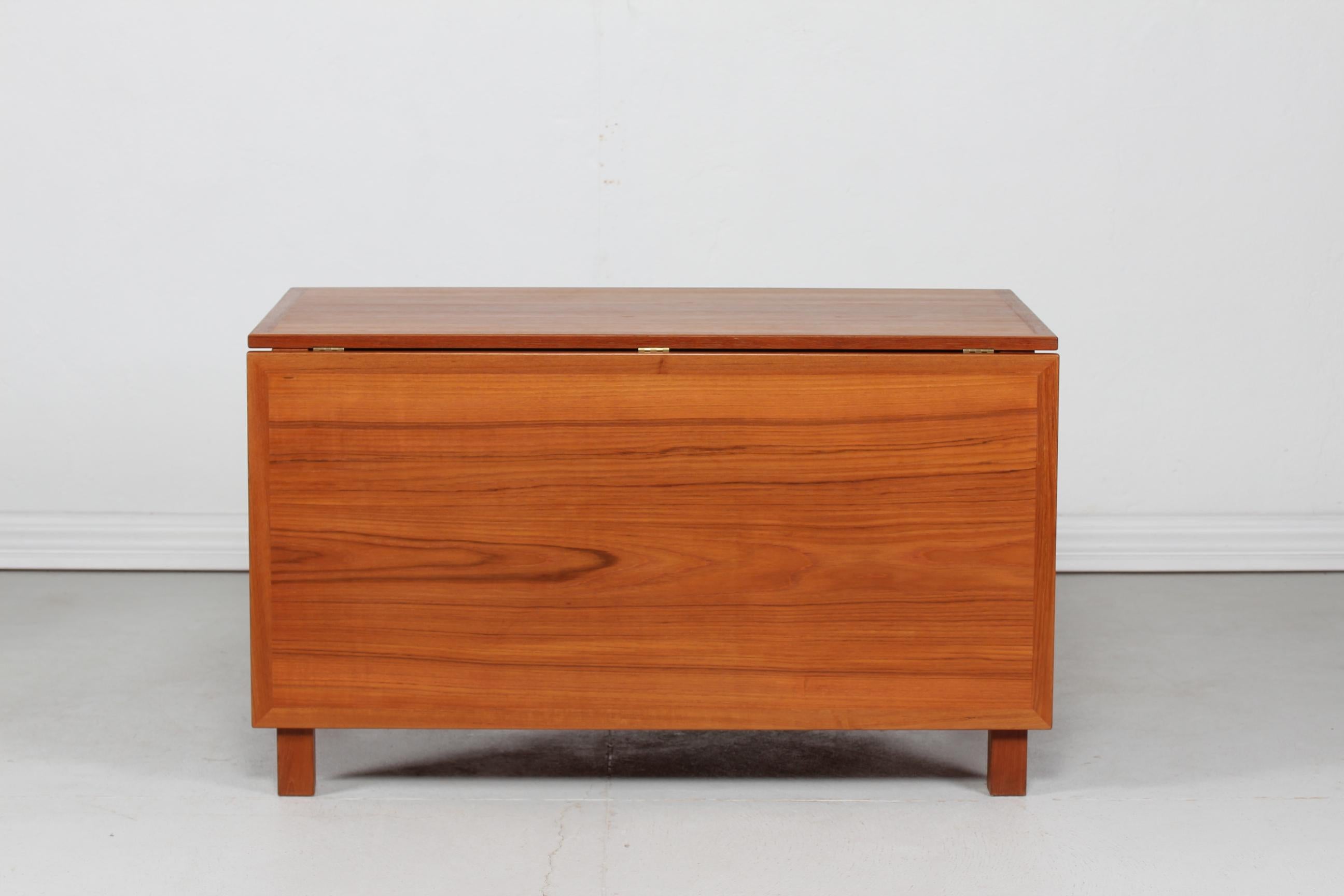 Danish Børge architect Mogensen (1914-1972)
Large vintage library table / drop-leaf gate leg table made of solid teak and teak veneer.

The table is manufactured by Karl Andersson & Sons, Sweden. And remains in a very good vintage condition with