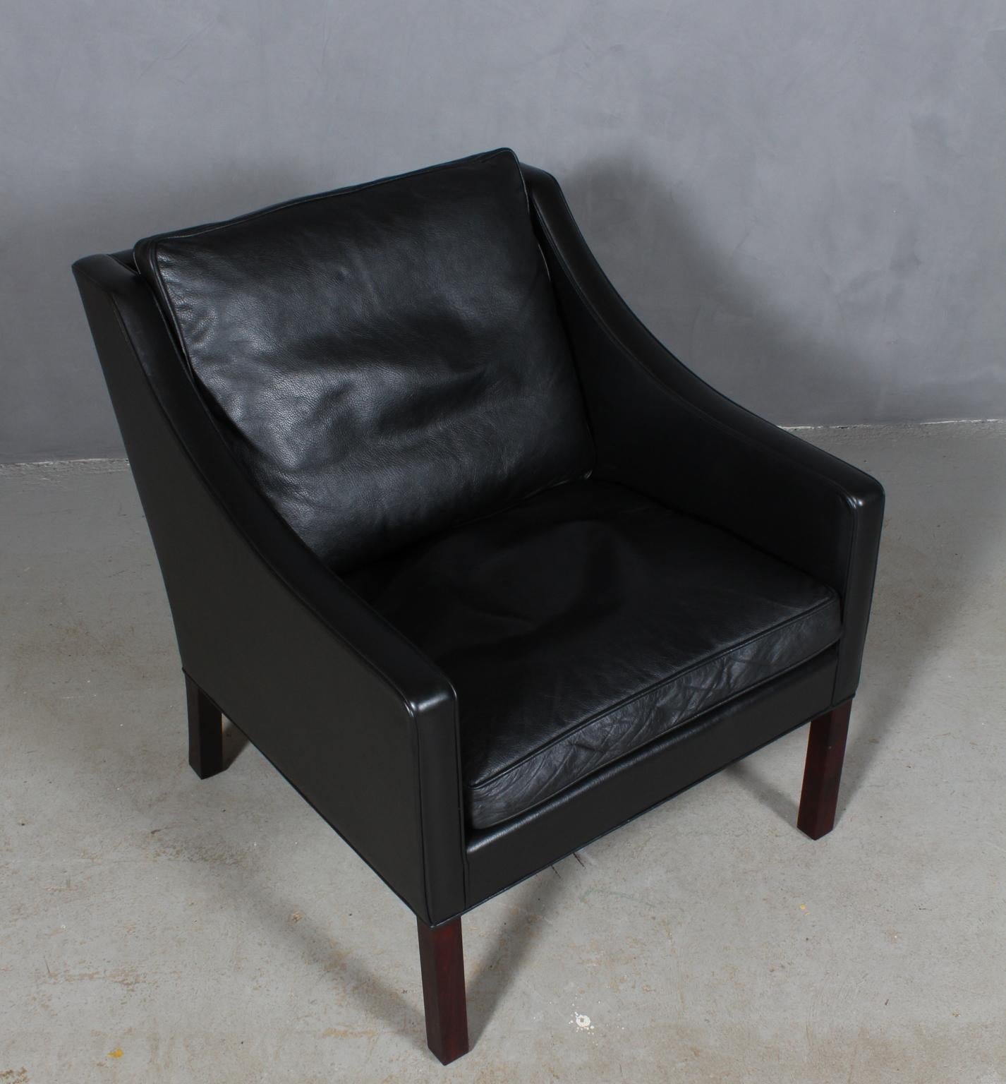 Børge Mogensen lounge chair original upholstered with black leather.

Legs of rosewood.

Model 2207, made by Fredericia furniture.
