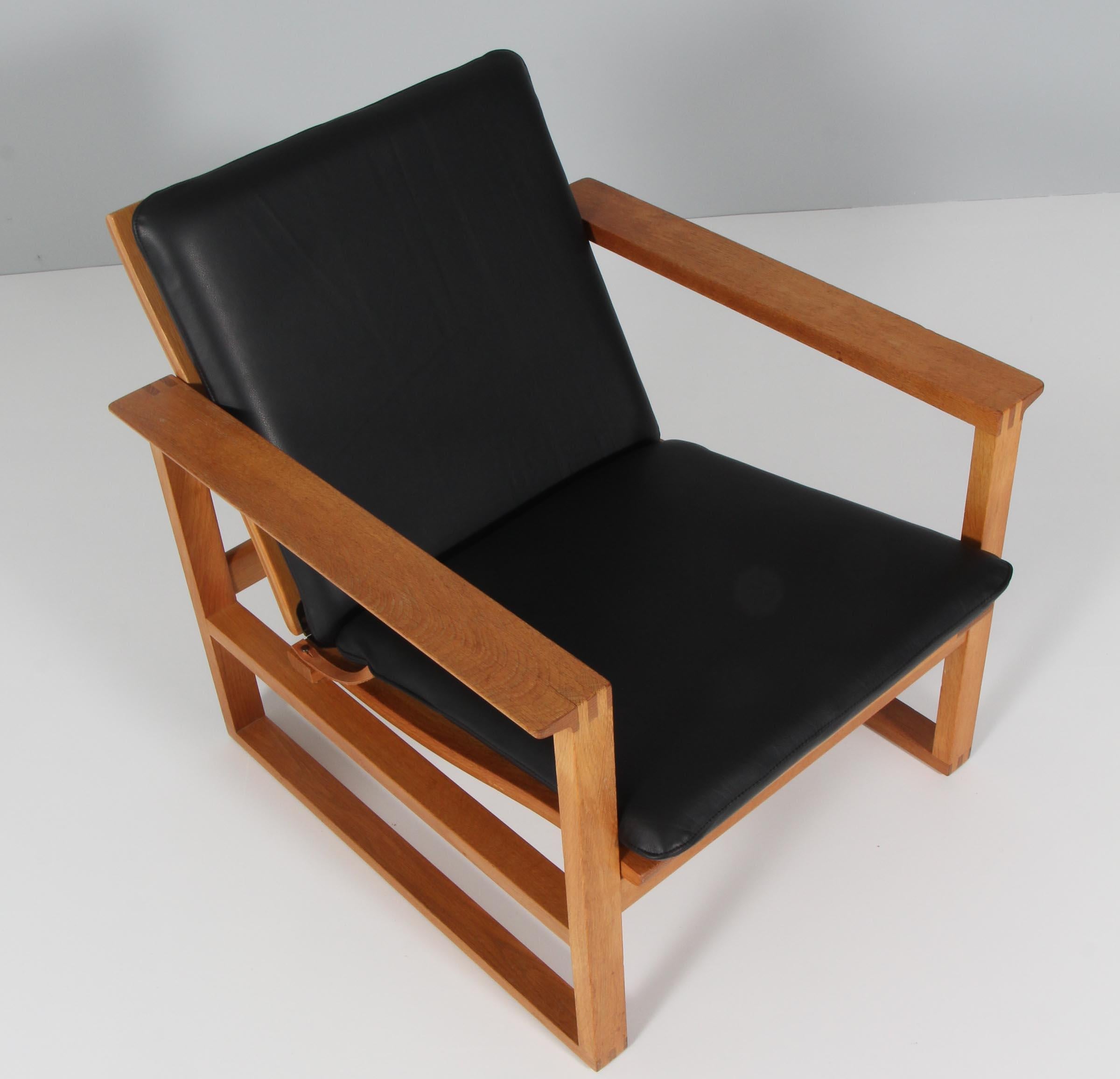 Børge Mogensen lounge chair new upholstered with black aniline leather.

Frame of oak.

Model 2256, made by Fredericia furniture.