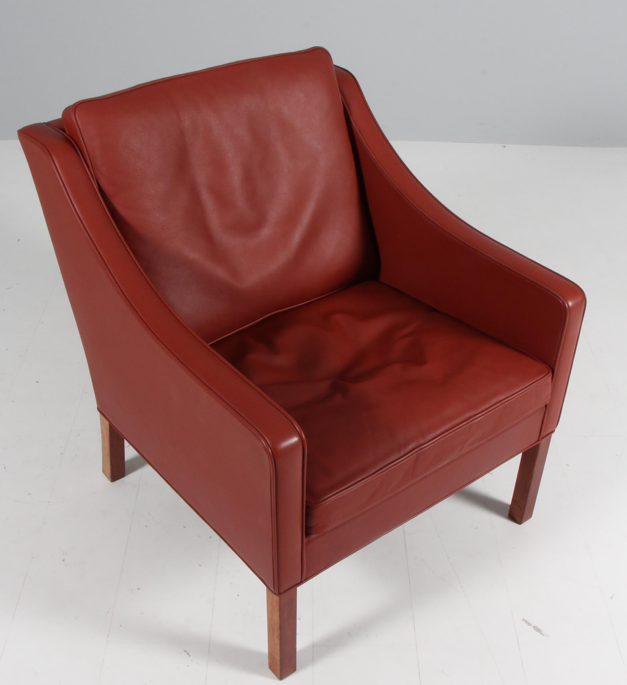 Børge Mogensen lounge chair original upholstered with patinated red leather.

Legs of teak.

Model 2207, made by Fredericia furniture.